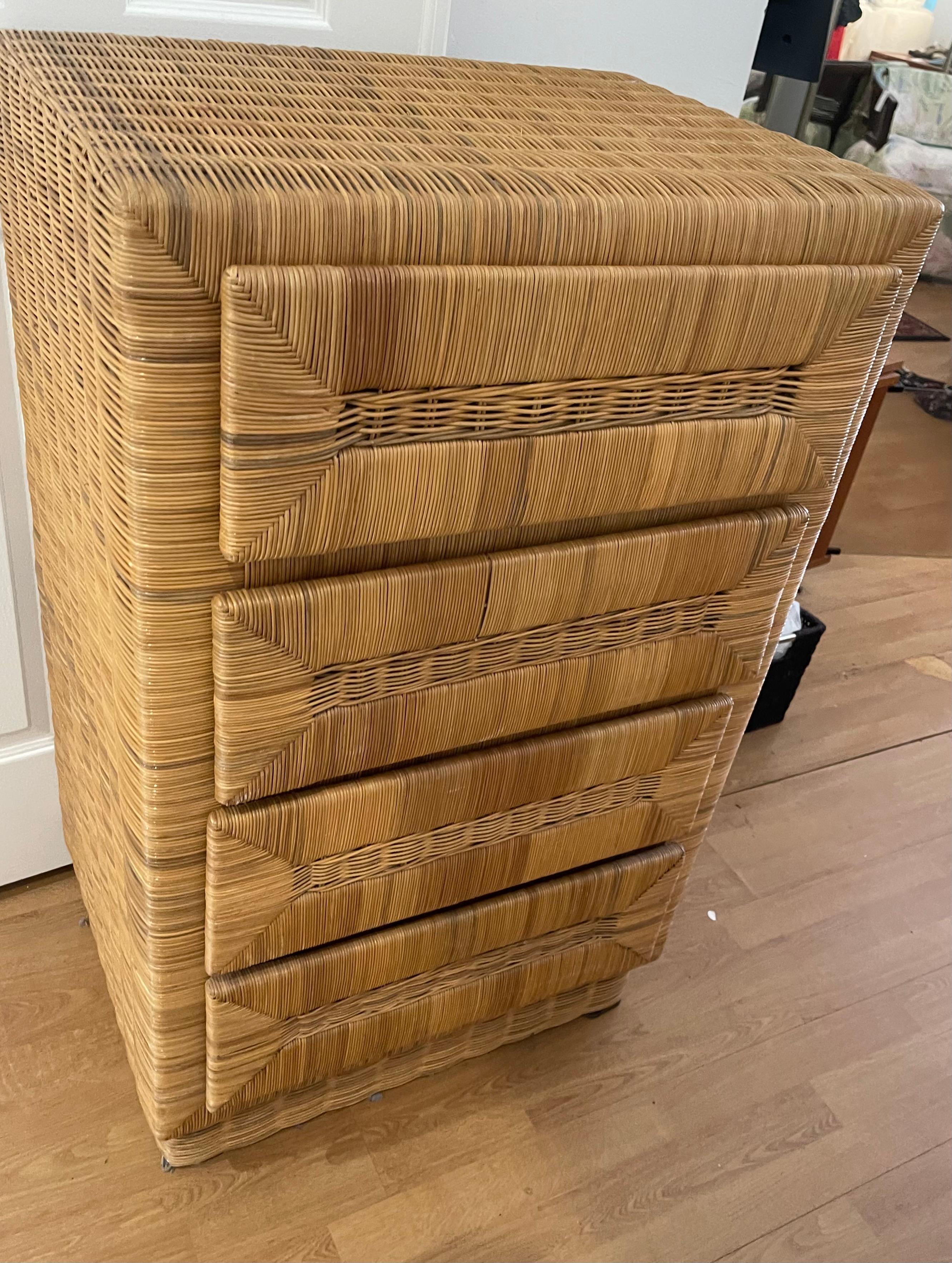 Coloniale britannico Cassettiera Highboy Safari in rattan intrecciato vintage della costa in vendita