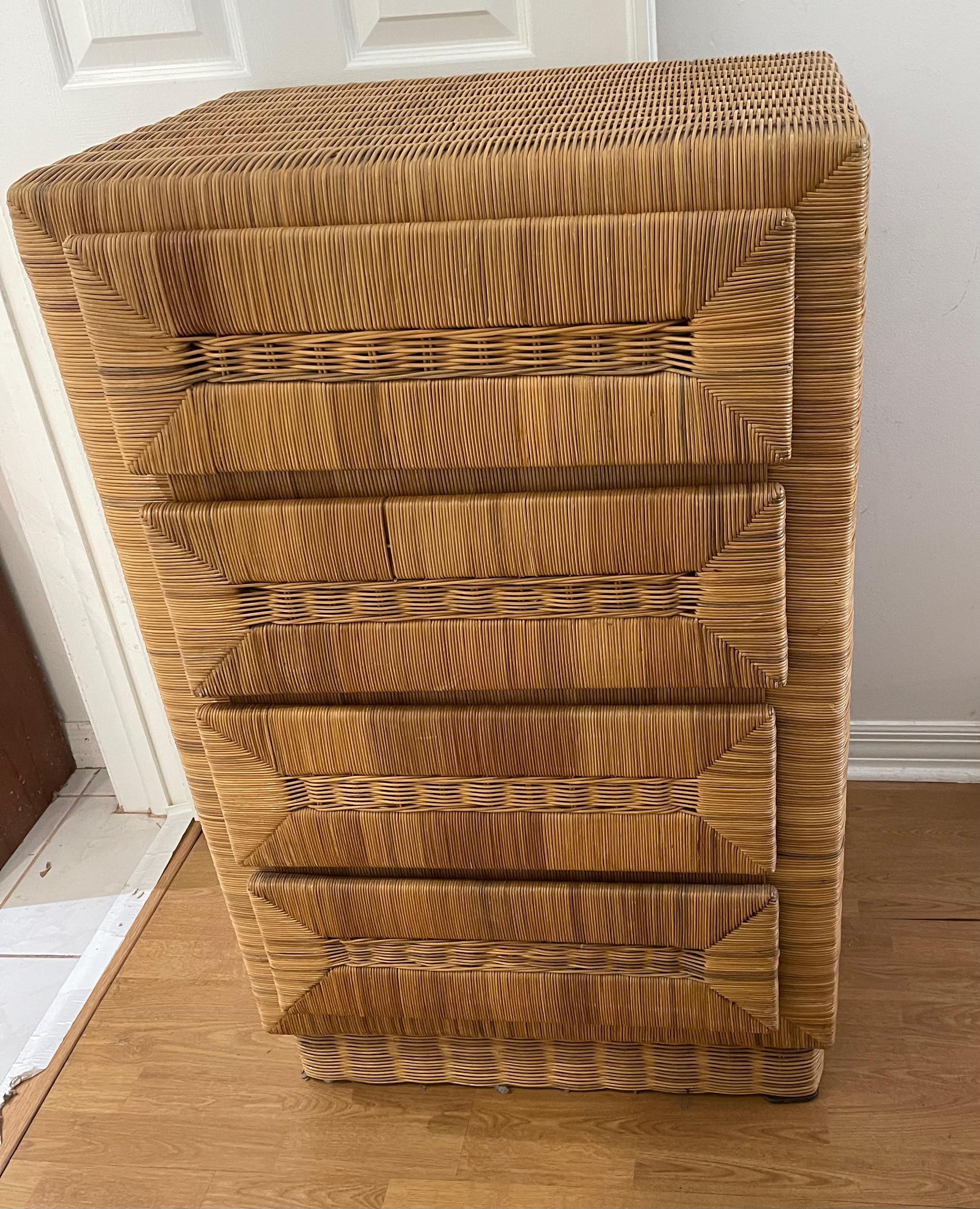 Americano Cassettiera Highboy Safari in rattan intrecciato vintage della costa in vendita