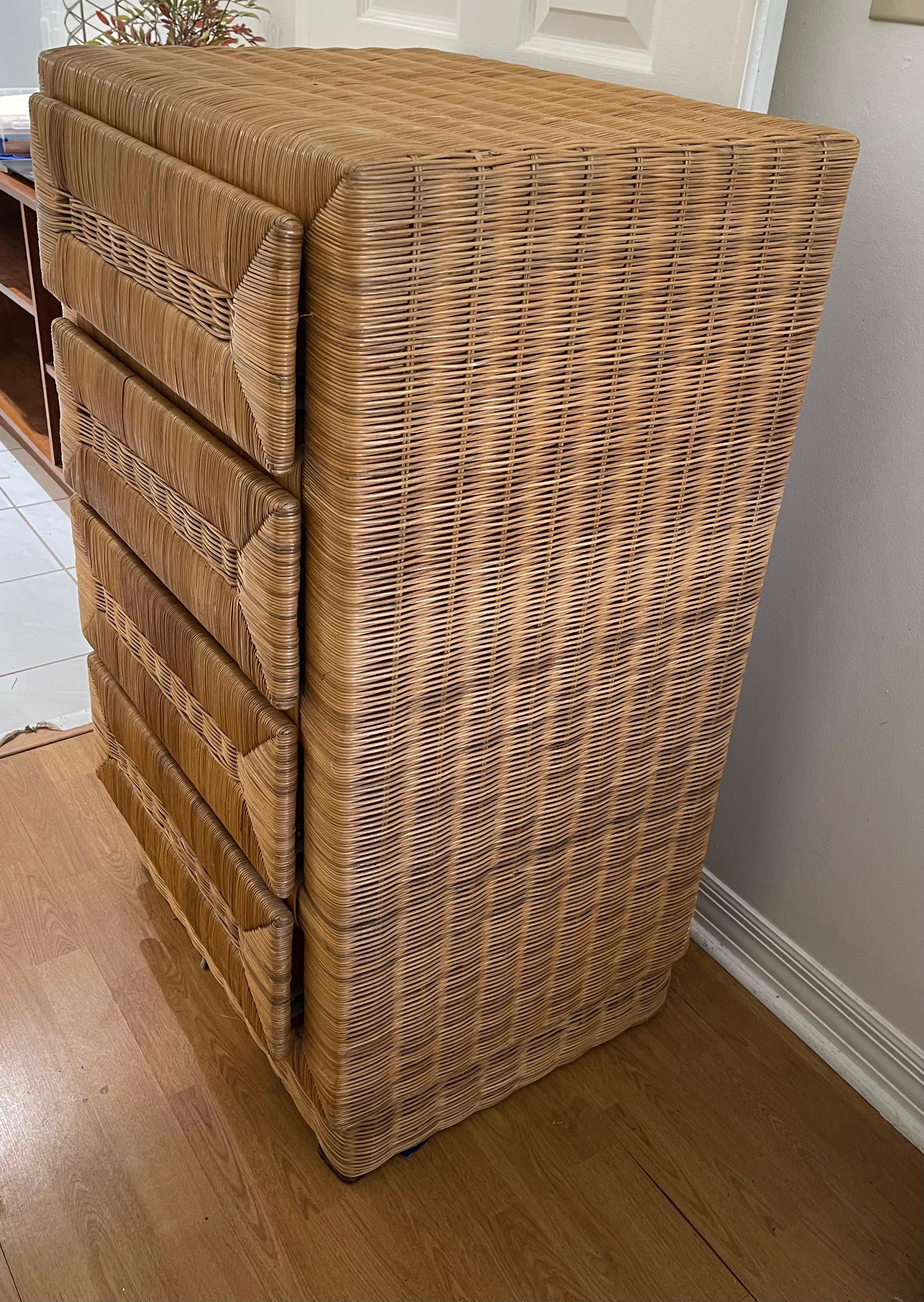 Fine XX secolo Cassettiera Highboy Safari in rattan intrecciato vintage della costa in vendita