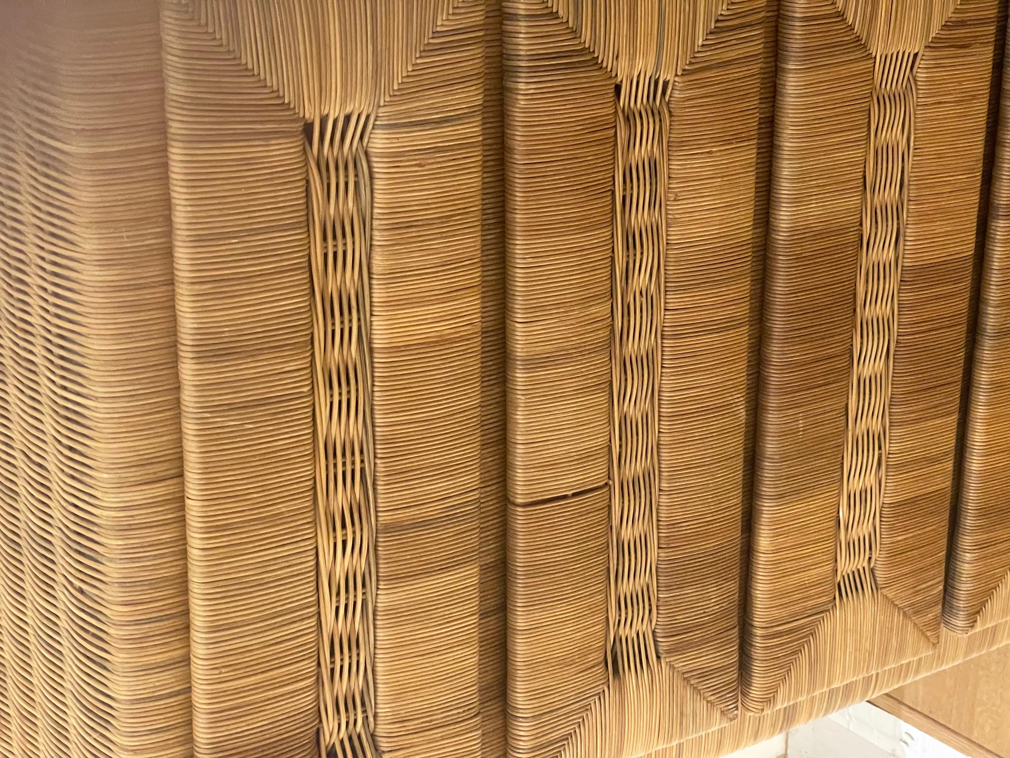 Cassettiera Highboy Safari in rattan intrecciato vintage della costa In condizioni buone in vendita a Boca Raton, FL