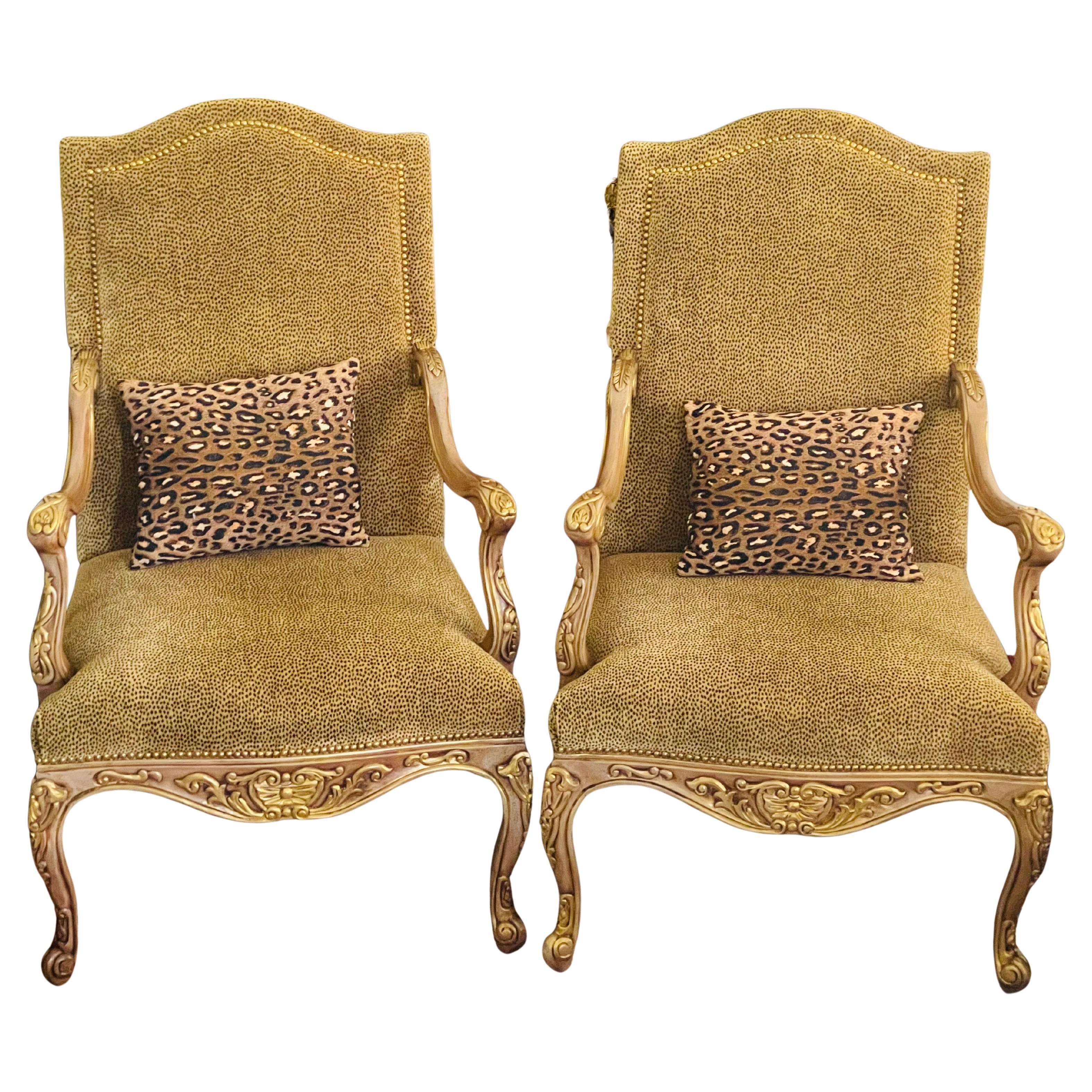 Spectaculaire paire de grandes chaises longues avec revêtement doré en vente