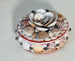 Runde Schatulle im Vintage-Folk-Art-Stil, mit Muscheln verziert