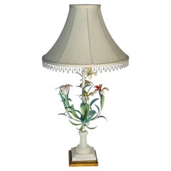Lampe ancienne décorée de motifs floraux en tole, sur socle en albâtre avec abat-jour