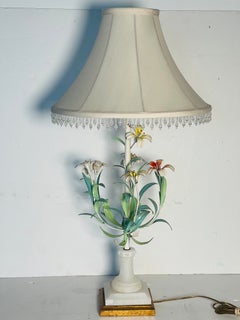 Lampe ancienne décorée de motifs floraux en tole, sur socle en albâtre avec abat-jour