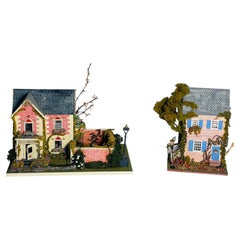Dos preciosas casitas de muñecas antiguas de 1960, amuebladas y con electricidad