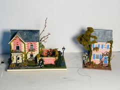 Dos preciosas casitas de muñecas antiguas de 1960, amuebladas y con electricidad