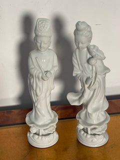 Coppia di sculture antiche cinesi “Blanc de Chine” raffiguranti divinità