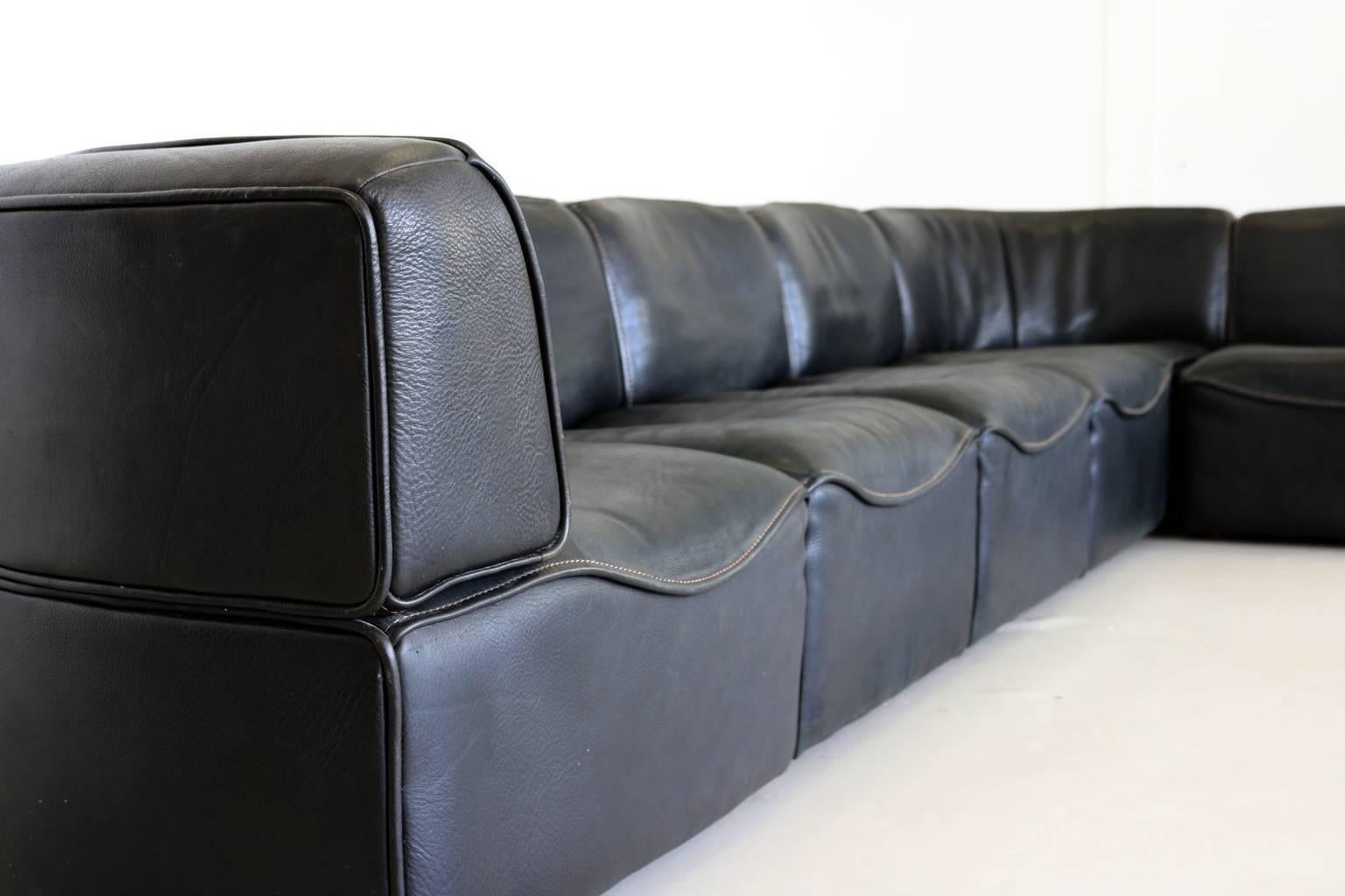 1970s top design living room set
Designed by the De Sede team
Thick black neck leather
Model: DS 15
Four straight modules and two corner modules
Corner module size: 80cm x 80 cm x 65 H.