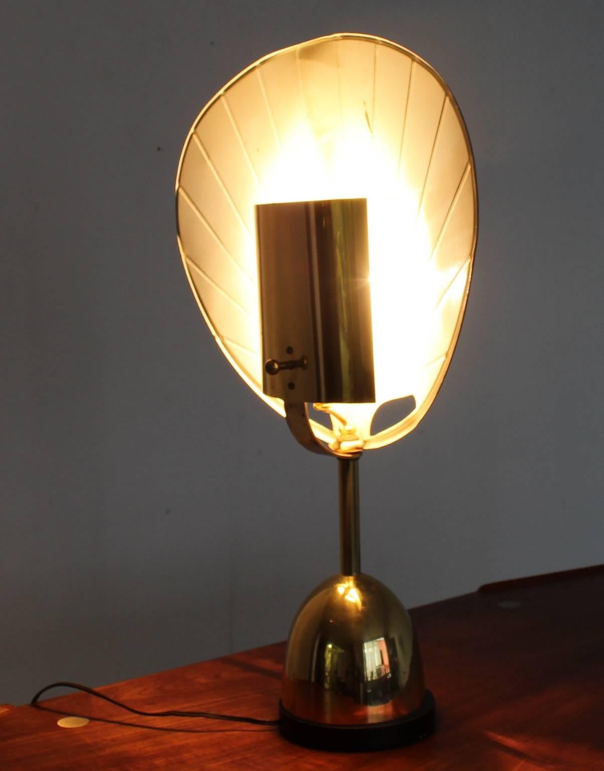 Typical 1970s table lamp.
Manufacturer: Chapman.
Brass and brass colored aluminium.
Inside of the shade is white (with some usermarks see pic).
Nice and elegant dimmer switch.