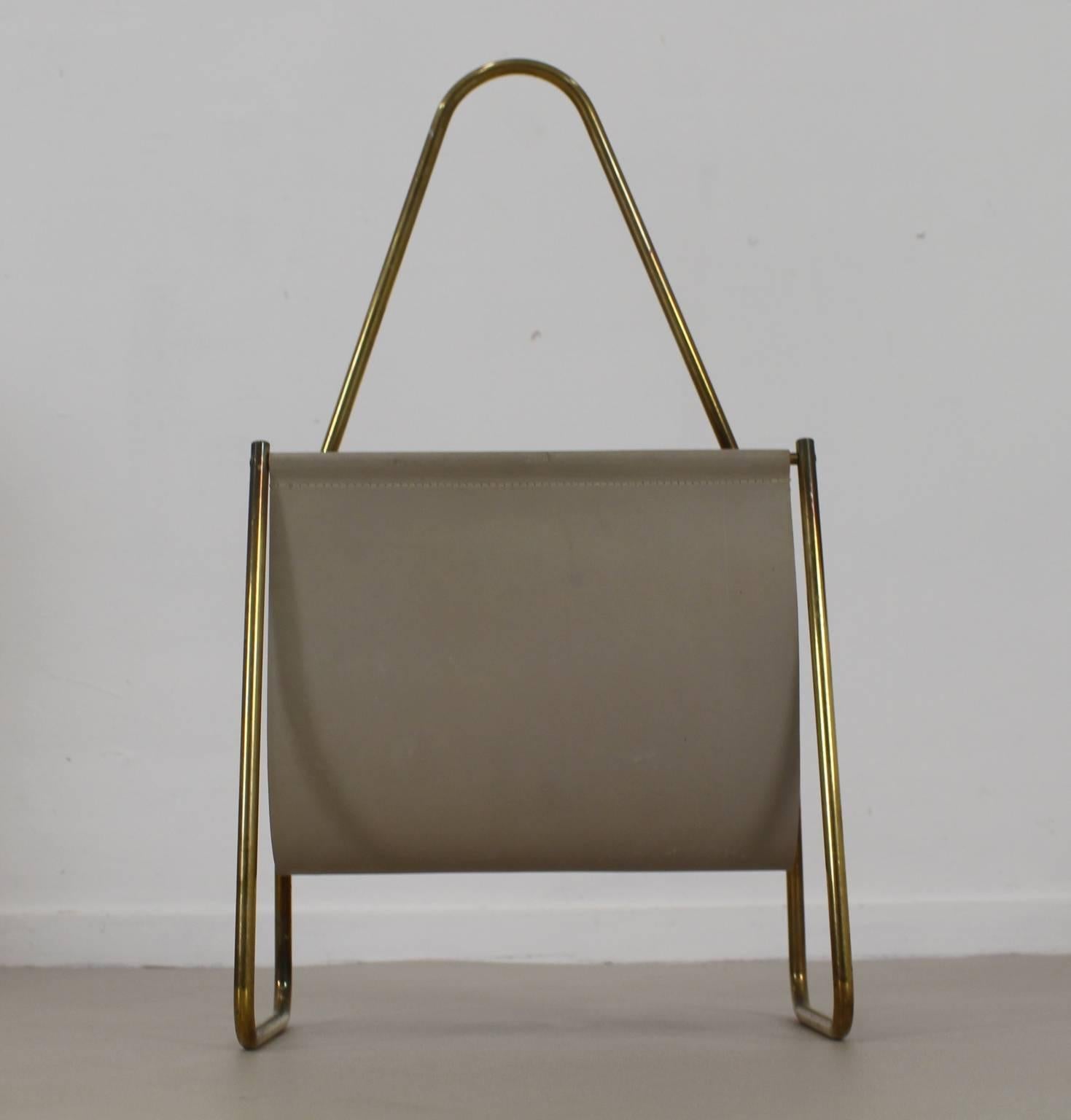 Massive brass metal frame.
Leather bag in excellent condition.
Produced by Carl Auböck Werkstätte Vienna.