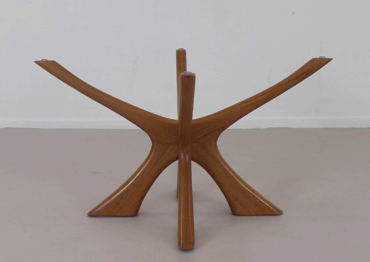 Spider table of the 1960s
Designer: Illum Wikkelsø.
Manufacturer: Søren Willadsen. 
Thick glass top.
Walnut wooden base.
