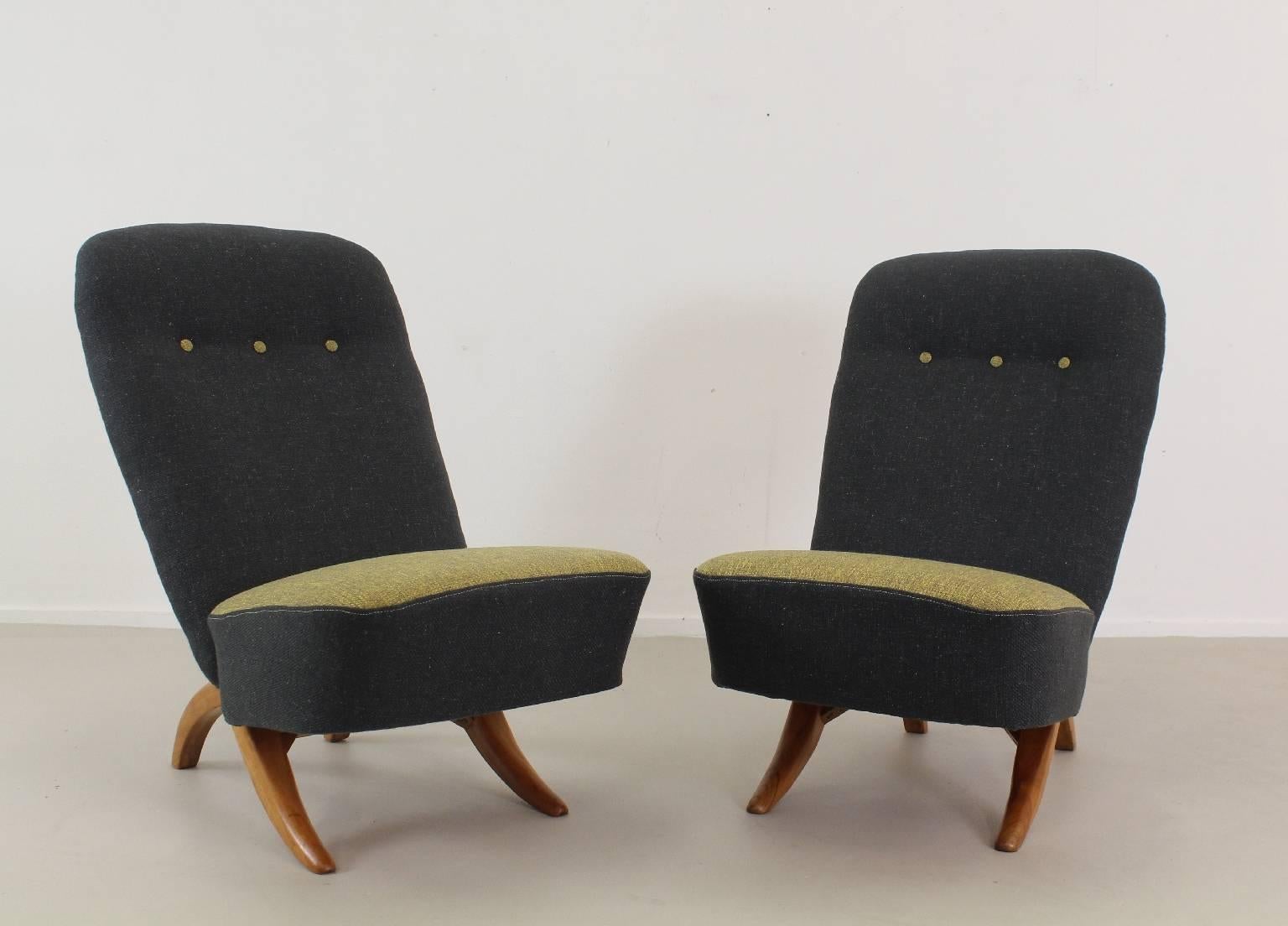 Early intelligent design putting two pieces together for an excellent seating.
Designer: Theo Ruth.
Manufacturer: DUX Sweden for Artifort Holland.
Birchwood base.
Reupholstered in cotton with all the details.