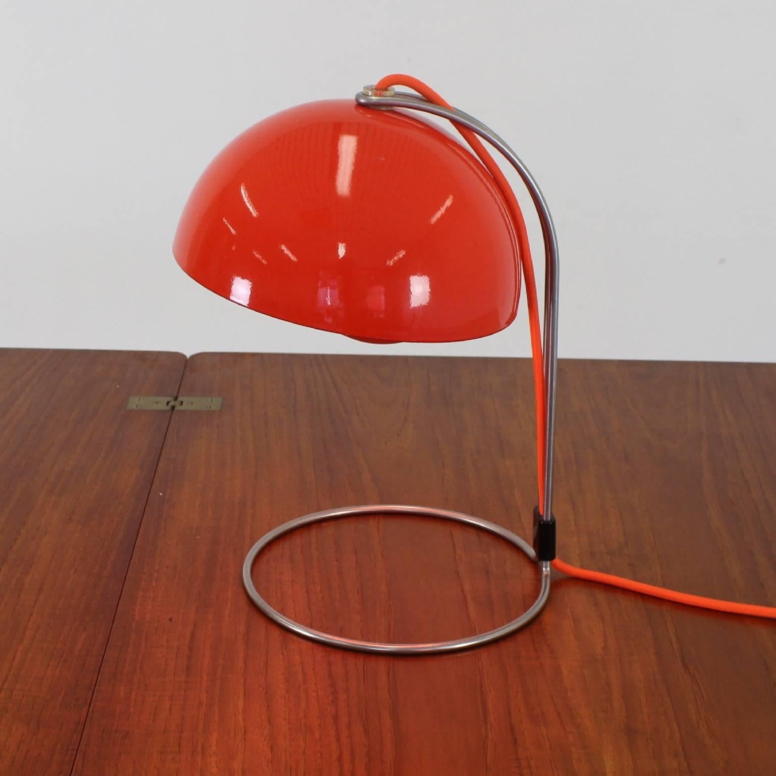 Vintage original flowerpot in orange metal.
Adjustable hood along the chromed metal wire frame.