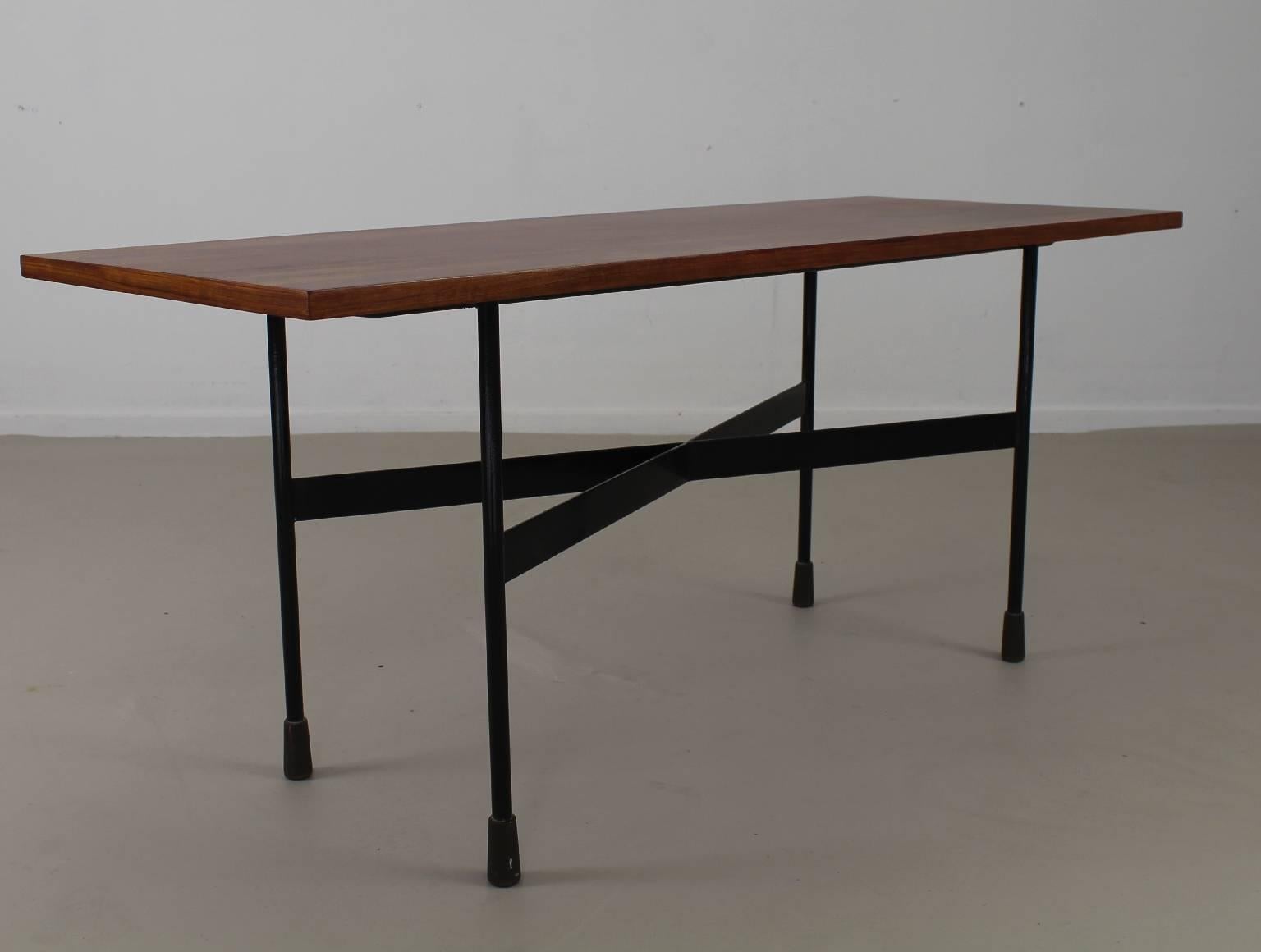 Coffee table of the 1950s.
Designer: Alfred Hendrickx.
Model: 211 by Belform.
Wooden leaf and black finished metal frame.