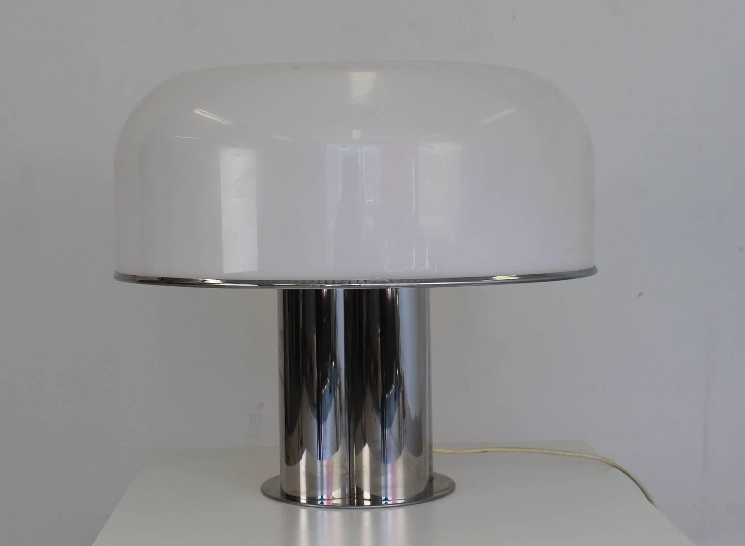 Large Guzzini table lamp.
Chrome base and edge around the hood.
White synthetic hood.