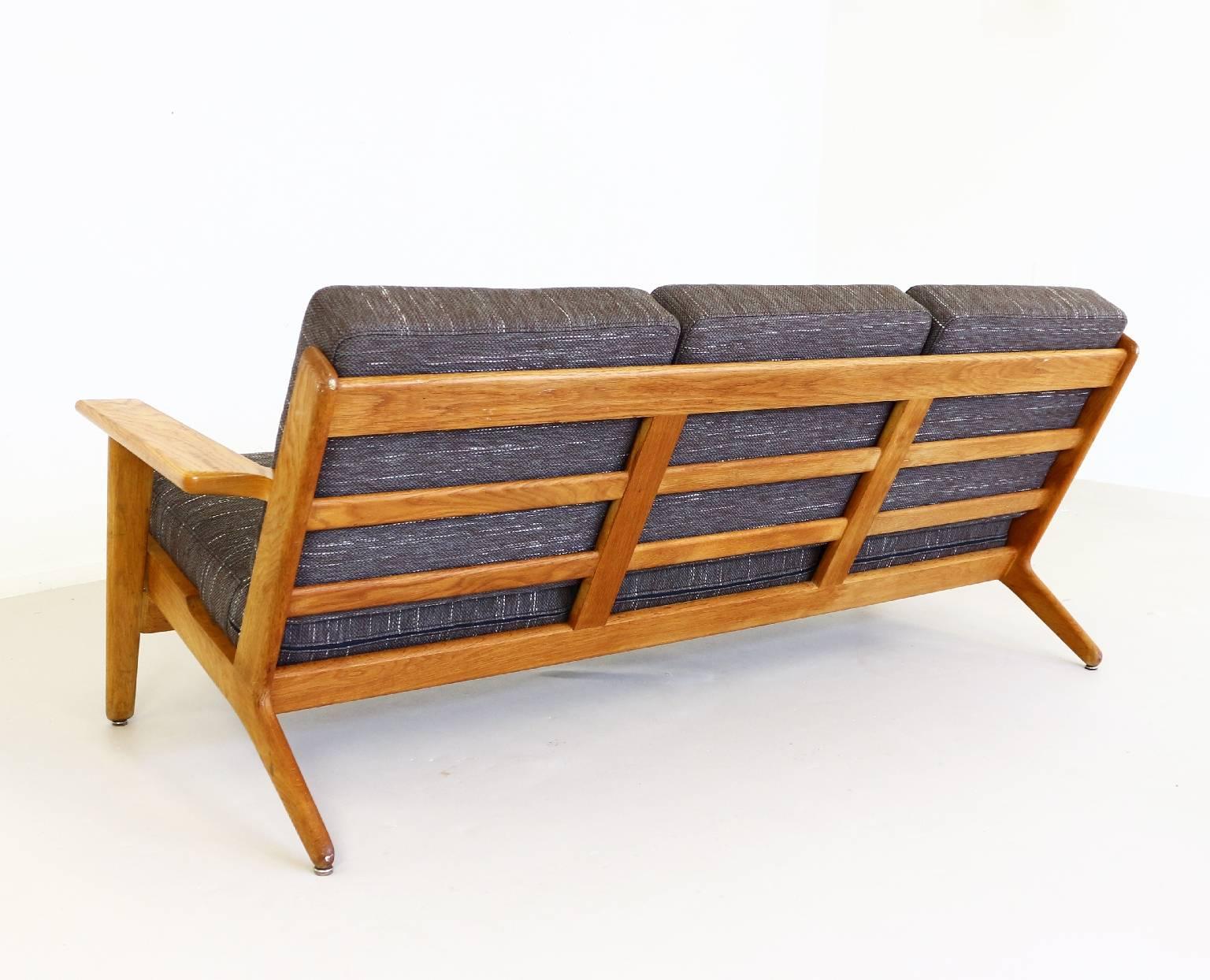 Danish Design Three-Seat Sofa in Oak by Hans Wegner For Sale 1