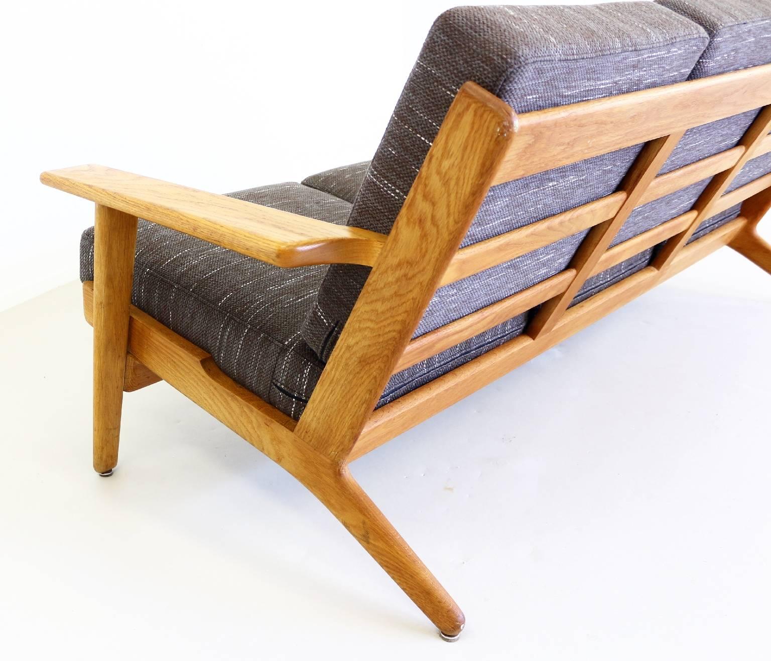 Danish Design Three-Seat Sofa in Oak by Hans Wegner For Sale 2