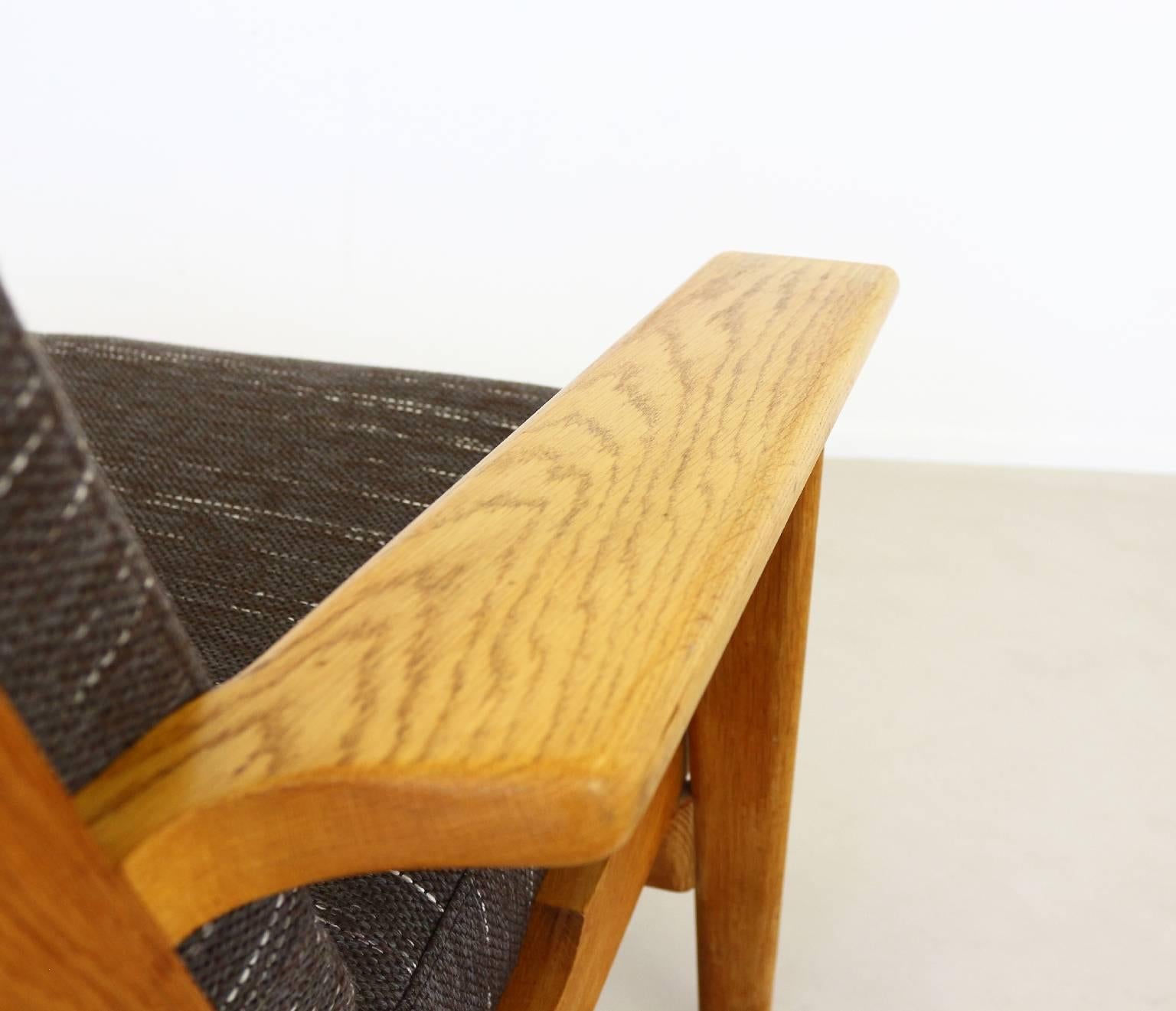 Danish Design Three-Seat Sofa in Oak by Hans Wegner For Sale 3