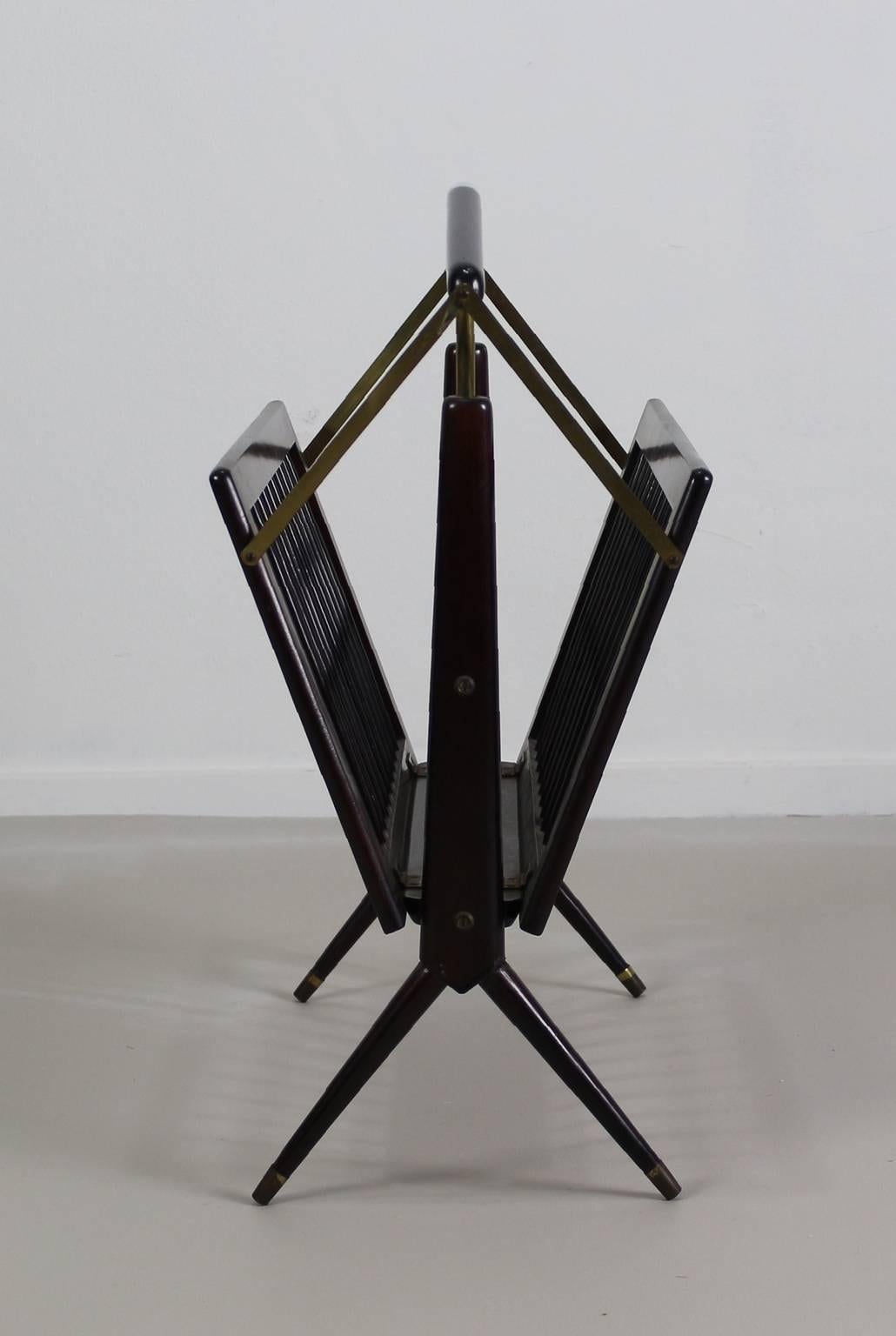 Very elegant magazine stand from the 1950s.
In the style of Gio Ponti / Ico Parisi Italian manufacturing
brass elements with black lacquered walnut wood.