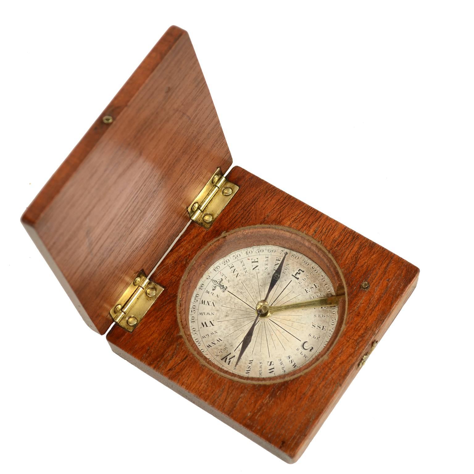 Small pocket compass, mahogany and brass, compass card with 32 winds with goniometric circle on printed paper and block of needle for the calculation of horizontal angles. Very good condition and working perfectly. Cm 7.5x7.3x2 (h). Shipping insured