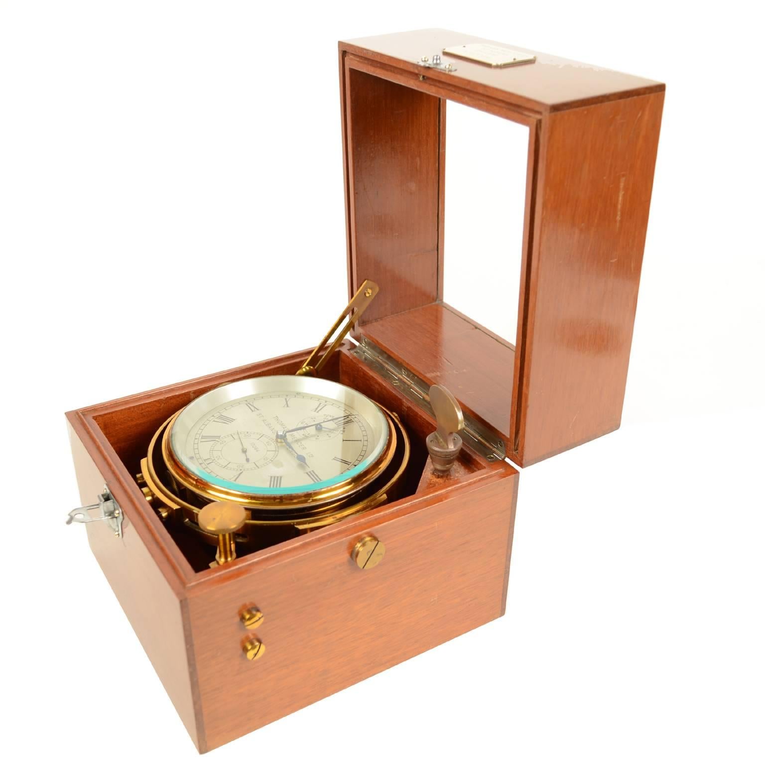 Marine chronometer signed Thomas Mercer Ltd St. Albans England, n. 17064, made in the 1940s. Mechanical hand-wound movement with power reserve of 56 hours, complete with original key; mahogany case with glass top. Diameter of the dial cm 12 - inches