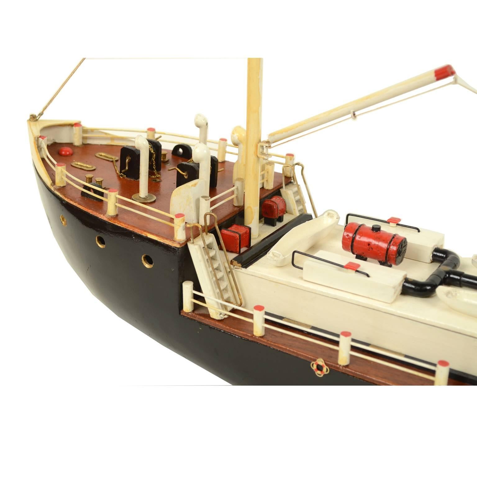 French Ship Model Made in the 1950s In Excellent Condition In Milan, IT