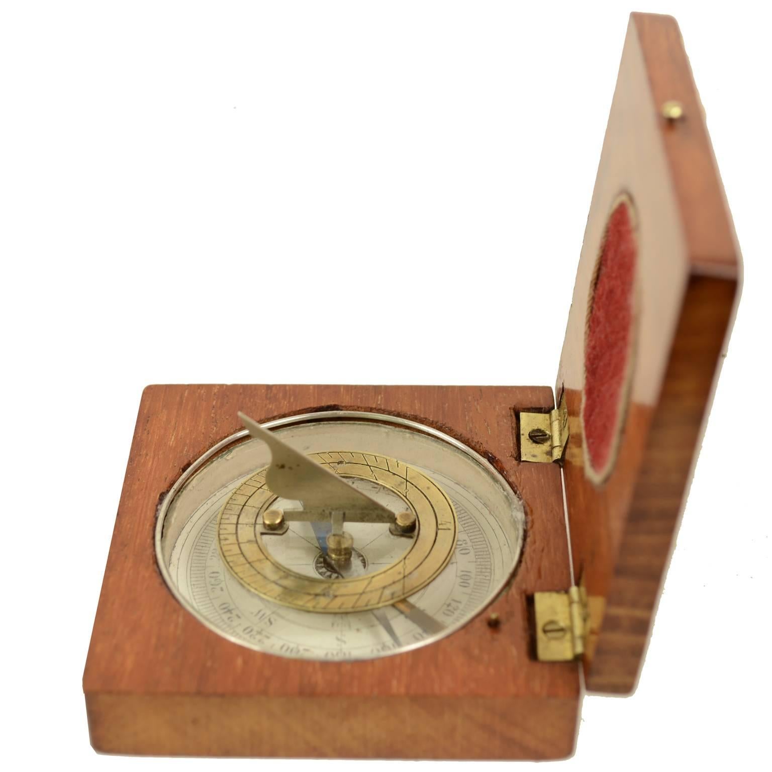 Brass sundial placed in its original oak wooden box. Cm 7 x 7 x 2 (h). Very good condition and fully functional. Shipping insured by Lloyd's London; it is available our free gift box (look at the last picture).