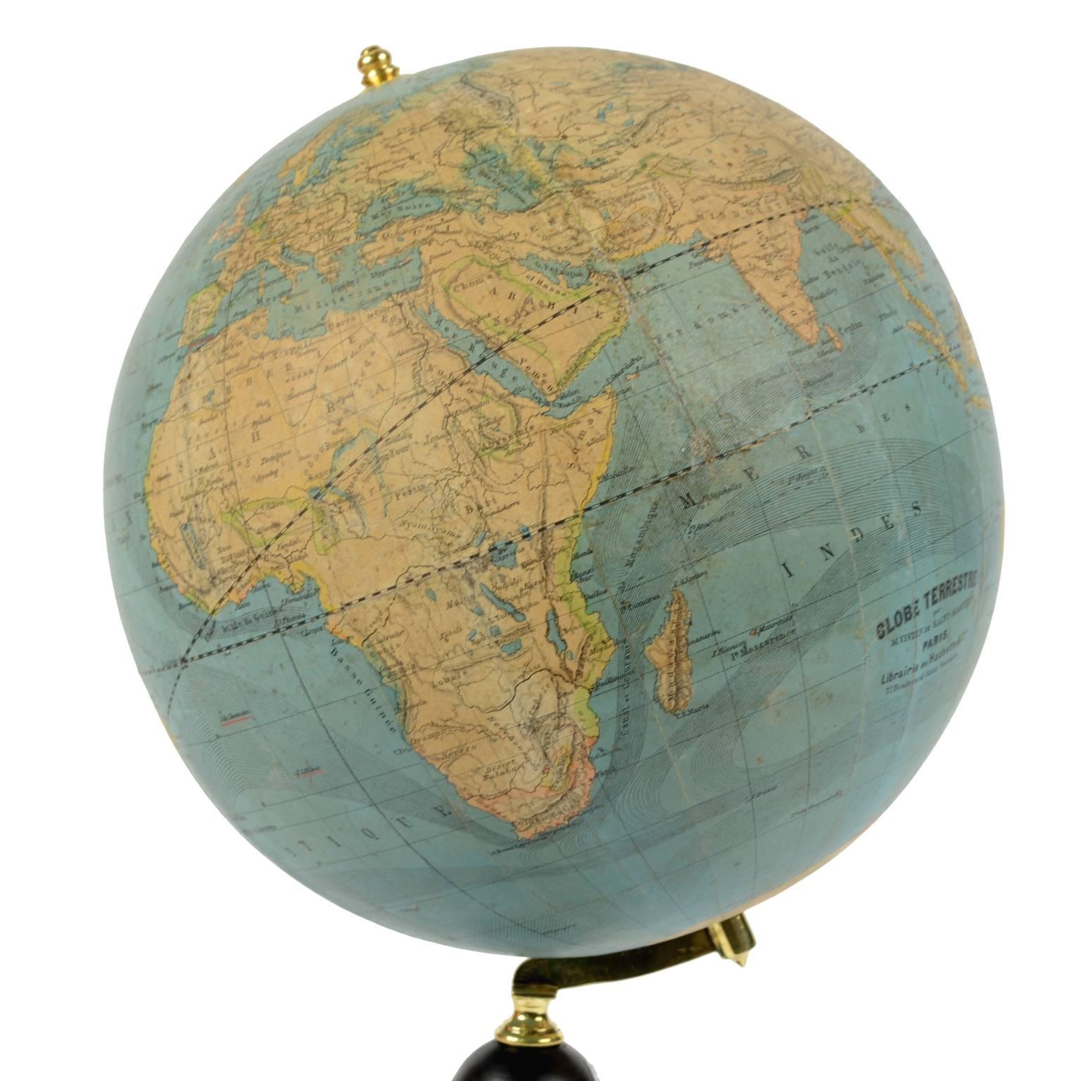 Antique terrestrial globe edited in the second half of the 19th century by M. Vivien de Saint Martin. There are territorial maps and oceanic currents. Turned ebonized wooden base, papier mâché sphere. Good condition. Measures: Height cm 45 - inches