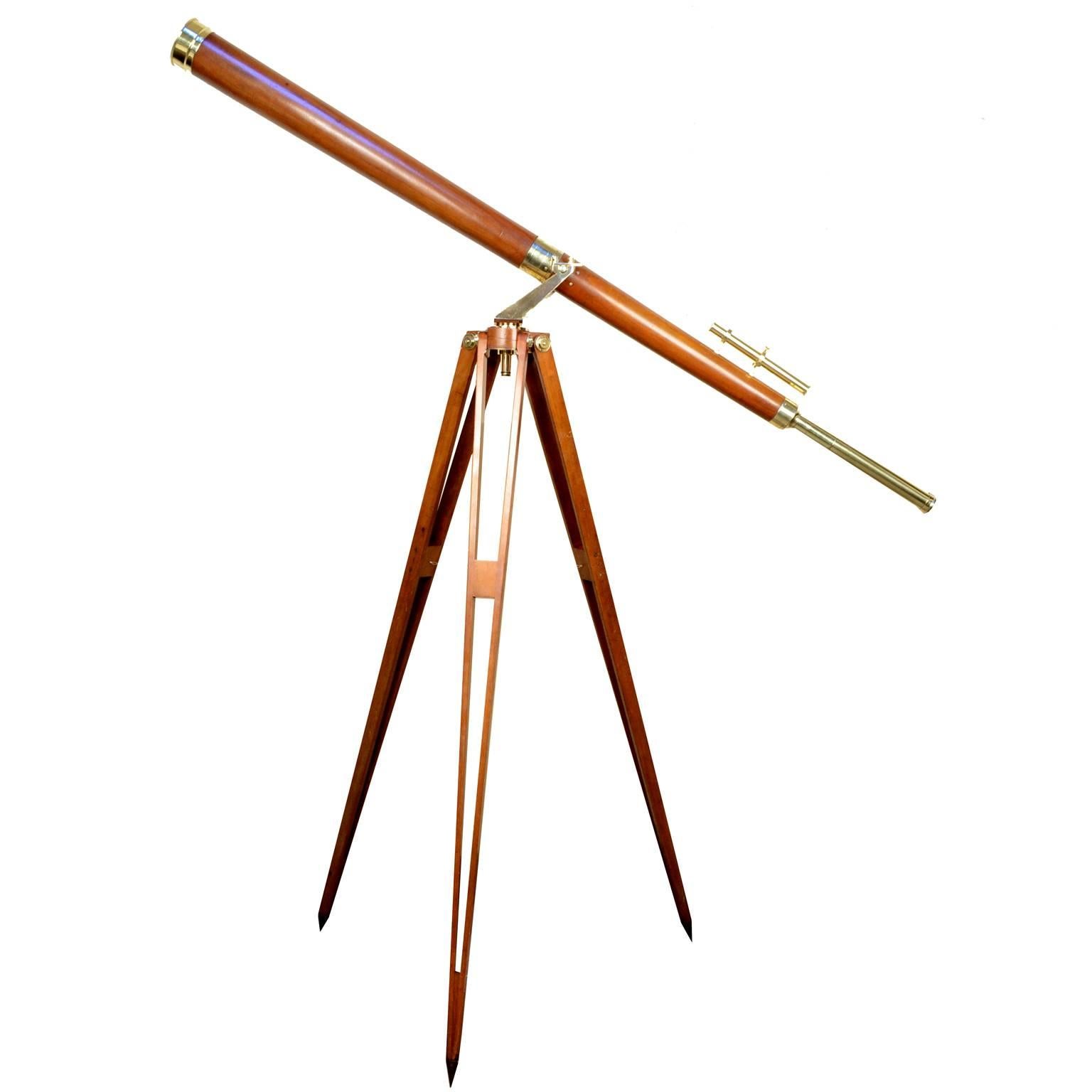 Astronomical telescope, wood and brass, splayed shaped, signed W. Gilbert & Sons London, early 1800. Focusing with one extension and rack. Original oak wooden tripod. Very good condition and in order. Maximum length cm 230 - inches 90.55, minimum
