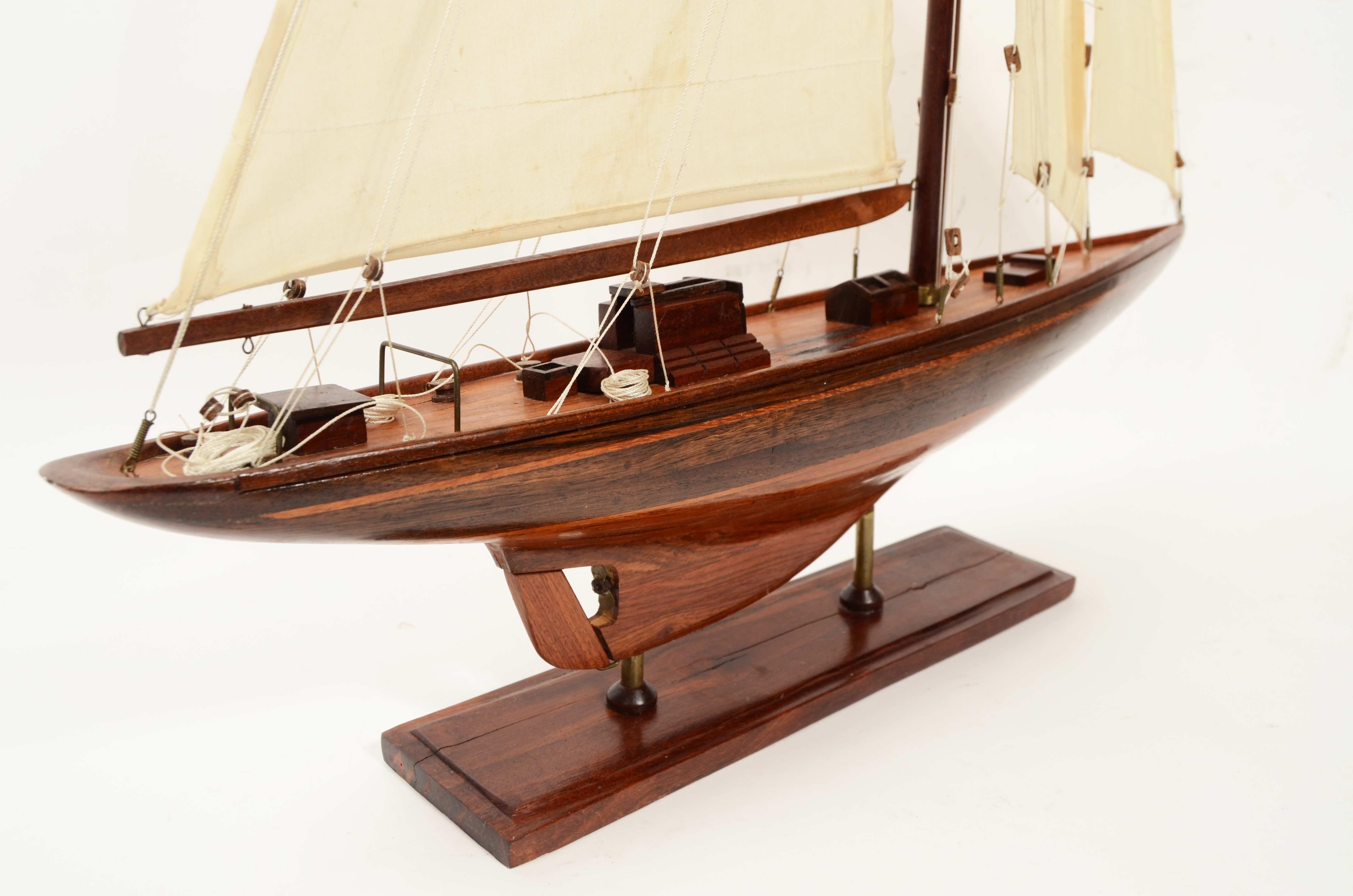Maquette du célèbre yacht Endeavour de la classe J.C.E. conçu. Nicholsons en vente 9