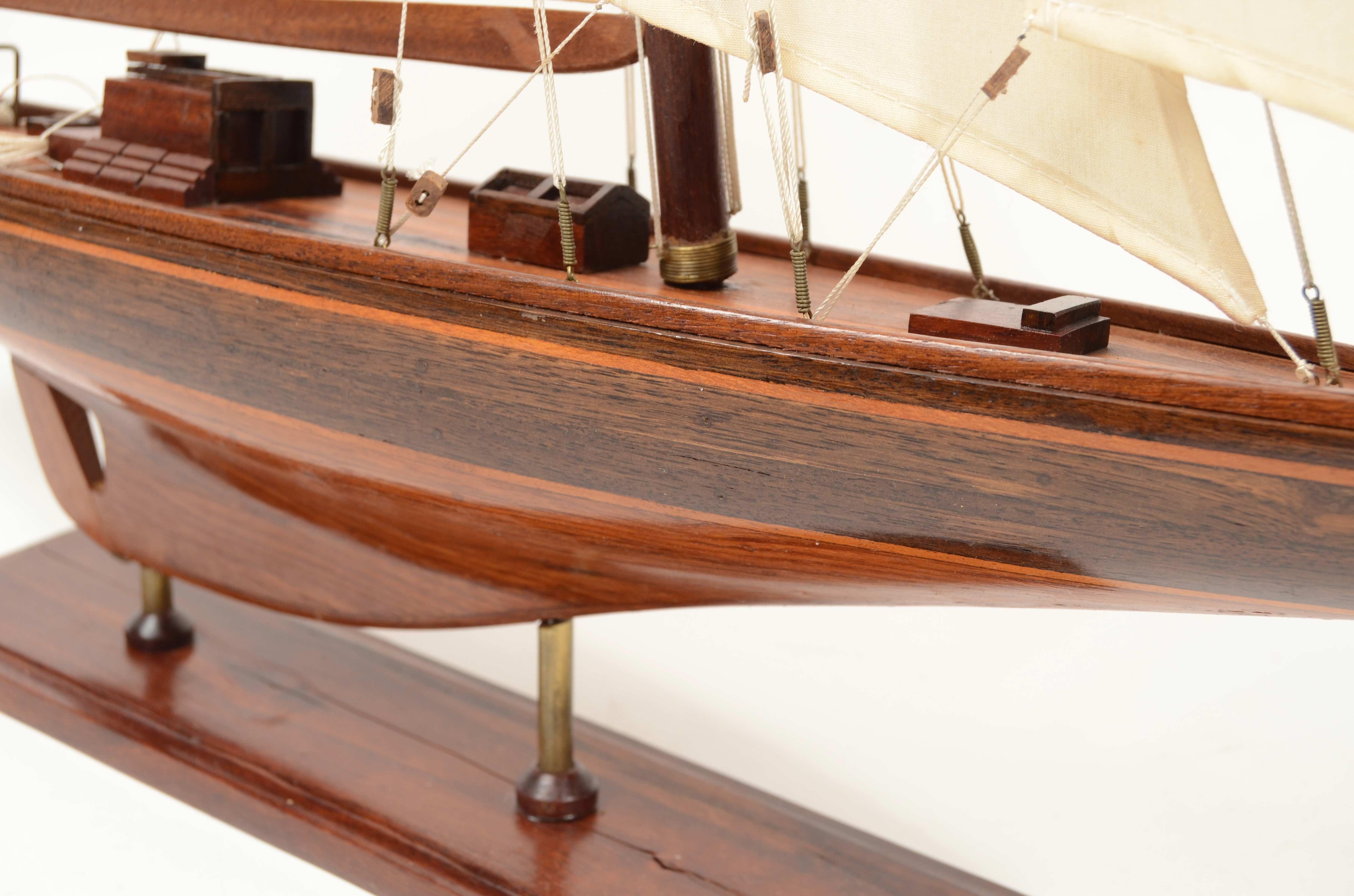 Maquette du célèbre yacht Endeavour de la classe J.C.E. conçu. Nicholsons en vente 10