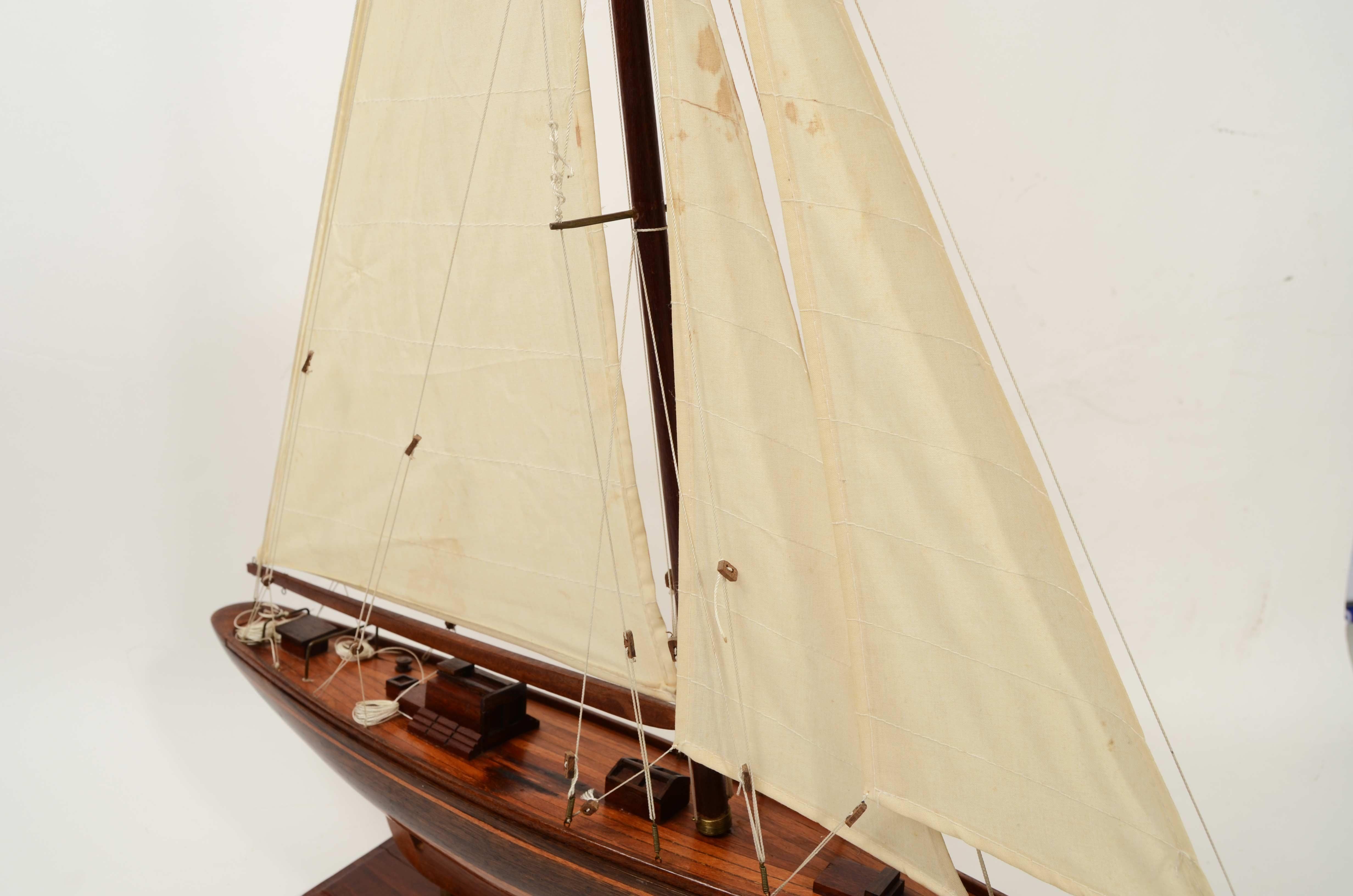 Maquette du célèbre yacht Endeavour de la classe J.C.E. conçu. Nicholsons en vente 11