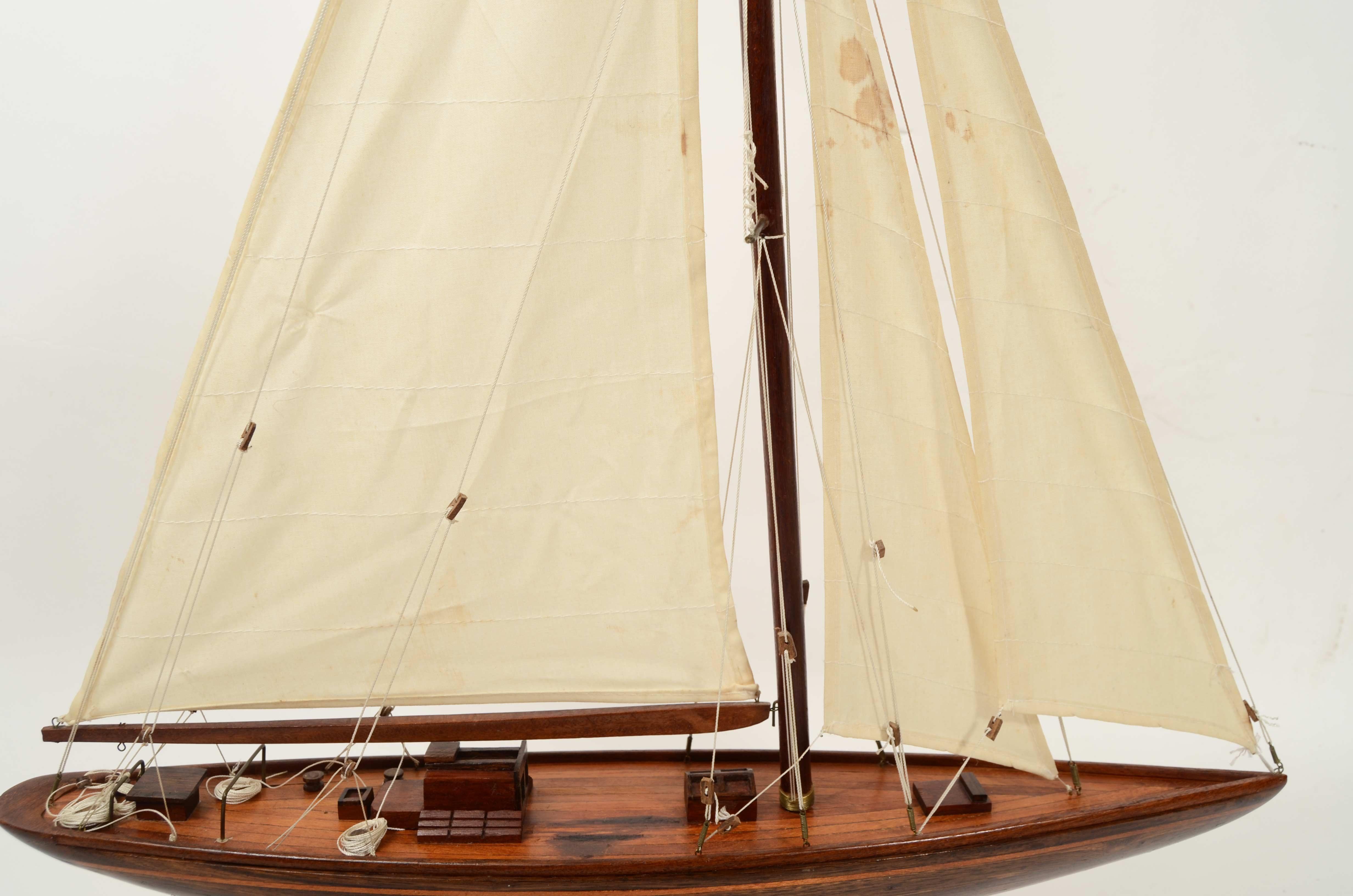 Maquette du célèbre yacht Endeavour de la classe J.C.E. conçu. Nicholsons en vente 12