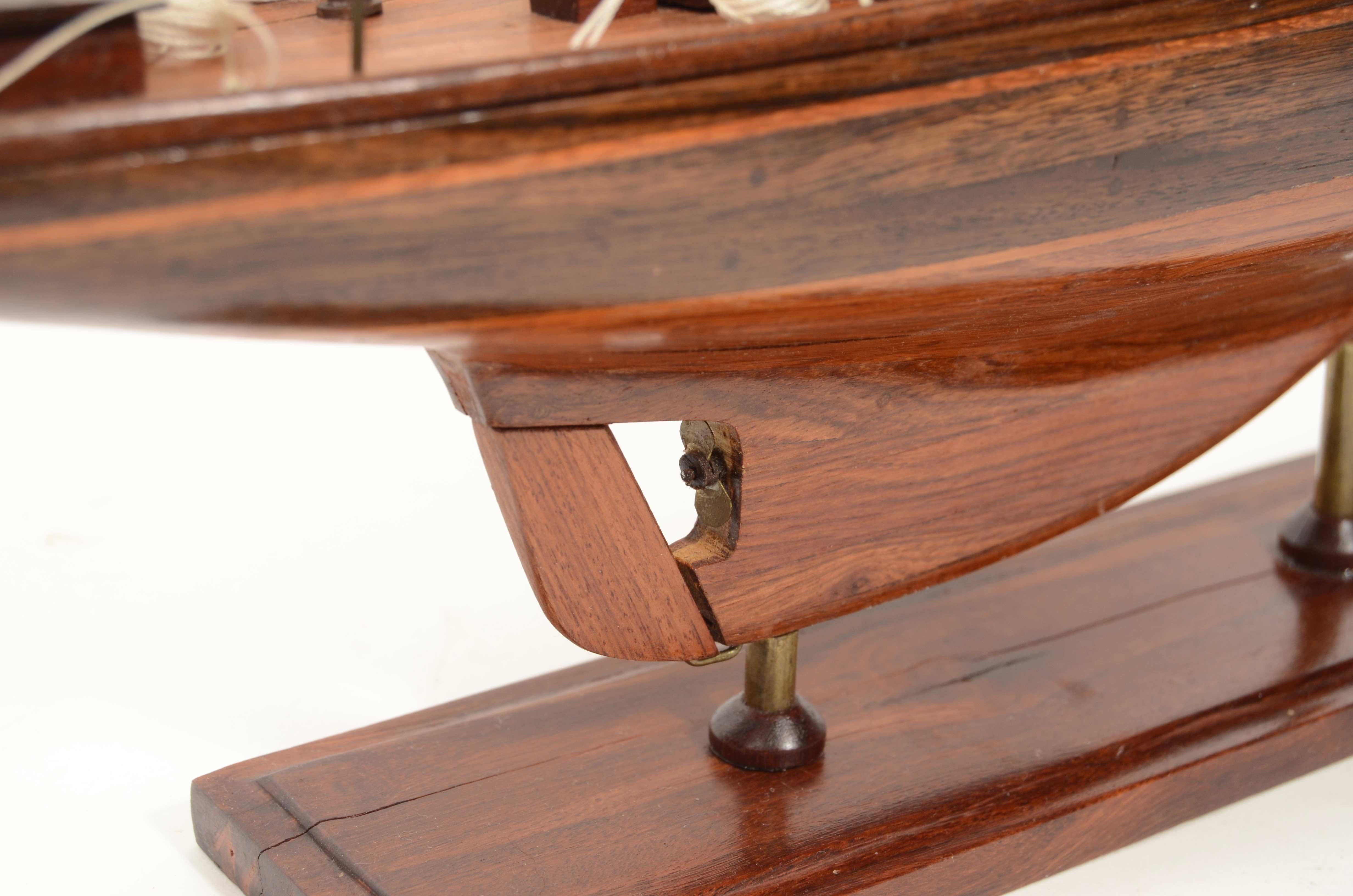 Maquette du célèbre yacht Endeavour de la classe J.C.E. conçu. Nicholsons en vente 13