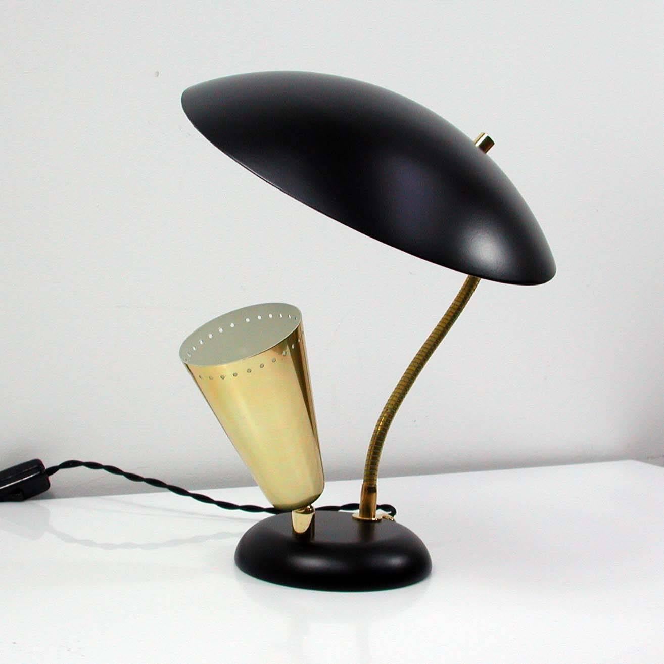 Awesome 1950s Italian Mid-Century table lamp in the manner of Stilnovo. With upright brass plated lamp shade and gooseneck reflecting lamp shade. Metal pieces are black lacquered. Both lamp shades are adjustable.
Excellent vintage condition. Rewired.