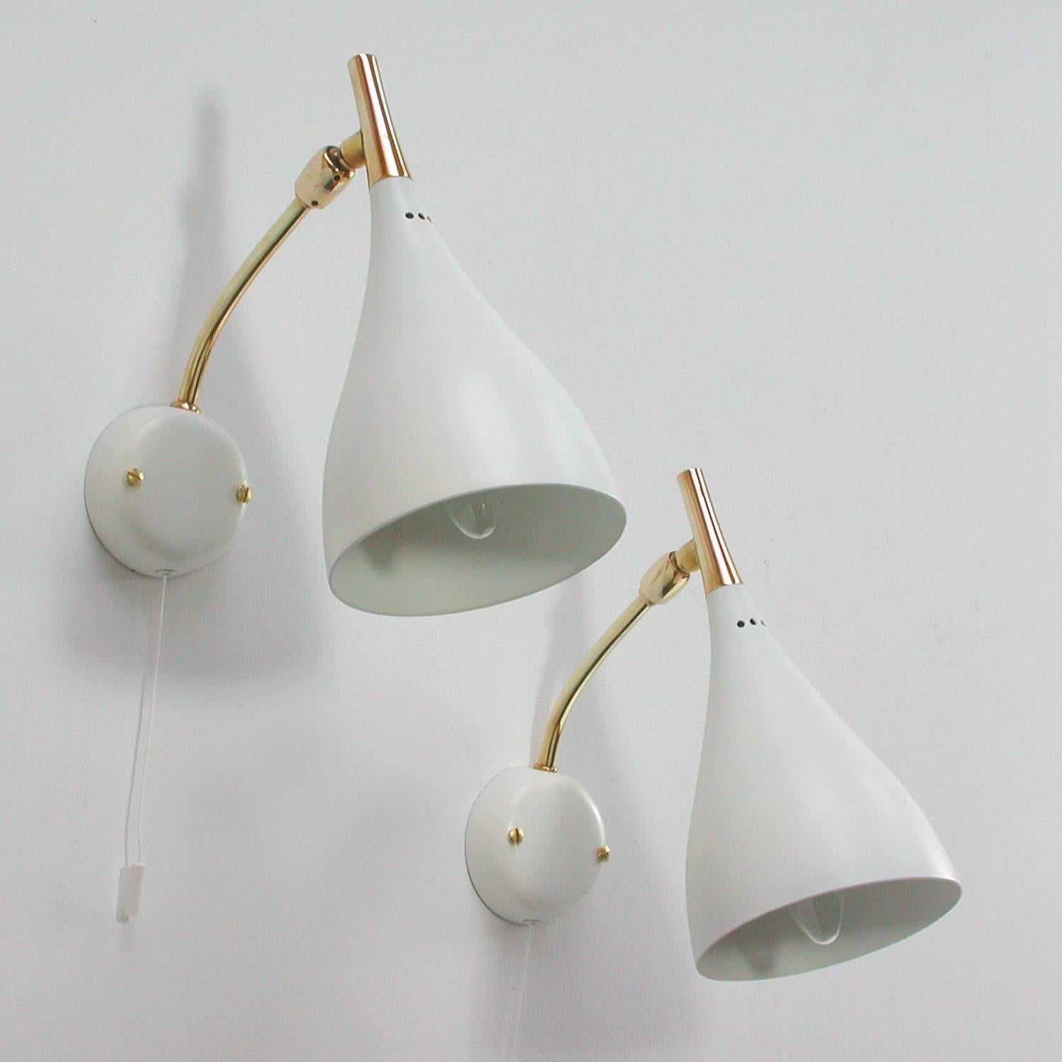 Beautiful 1950s snow white lacquered metal and brass adjustable sconces, made in Italy in the manner of Stilnovo and Arteluce. The sconces have been rewired and they are in excellent condition.

  