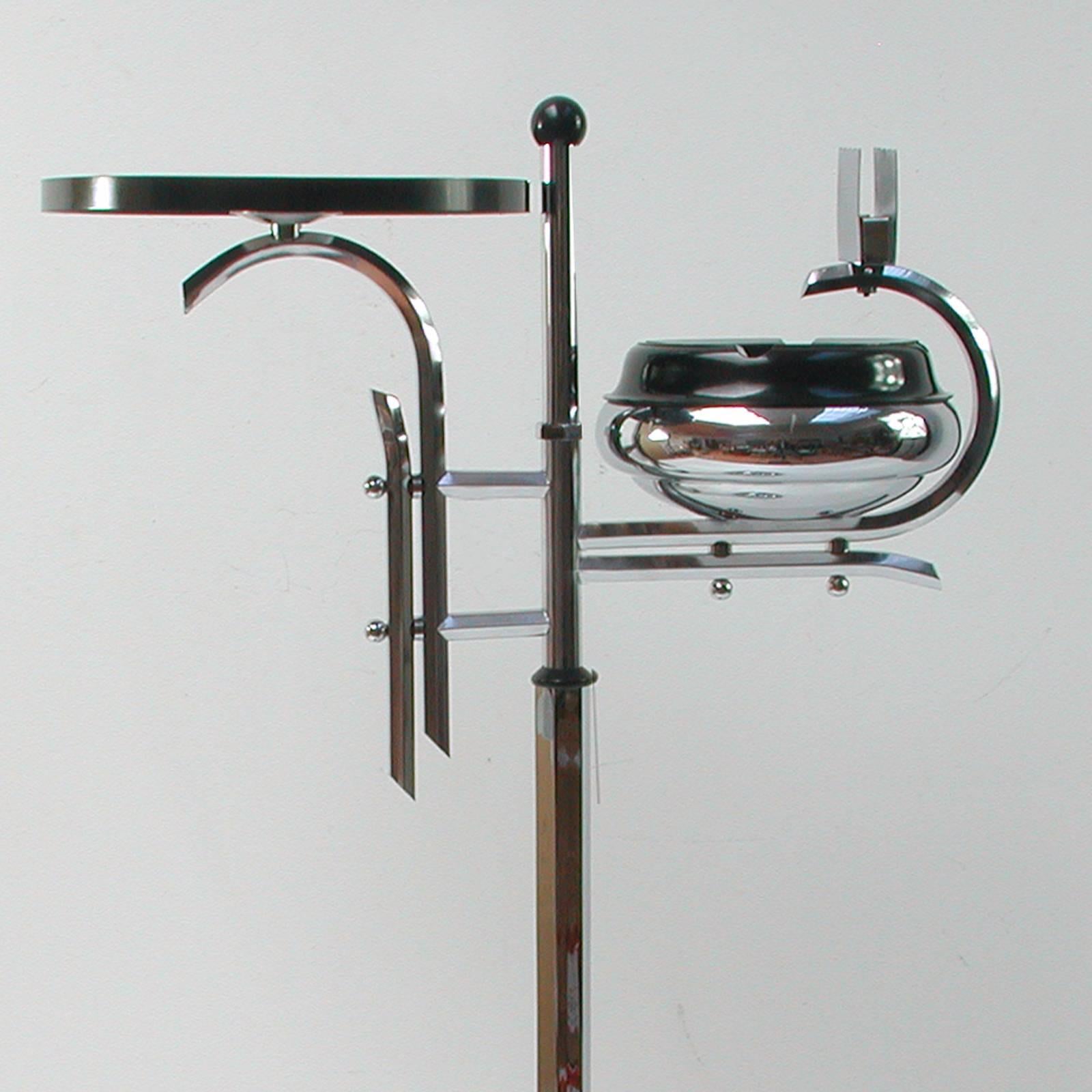 A French modernist swivelling 1930s chrome and bakelite smokers stand or gueridon, floor ashtray or side table. The ashtray is adjustable in the height. Chrome frame, cast iron foot and bakelite ashtray and tabletop. Max. height 31.75