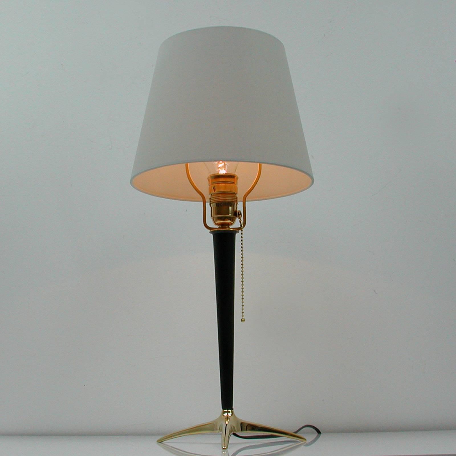 Mid-Century Modern Lampe de table en laiton et métal du milieu du siècle dernier, à la manière de J.T. Kalmar en vente