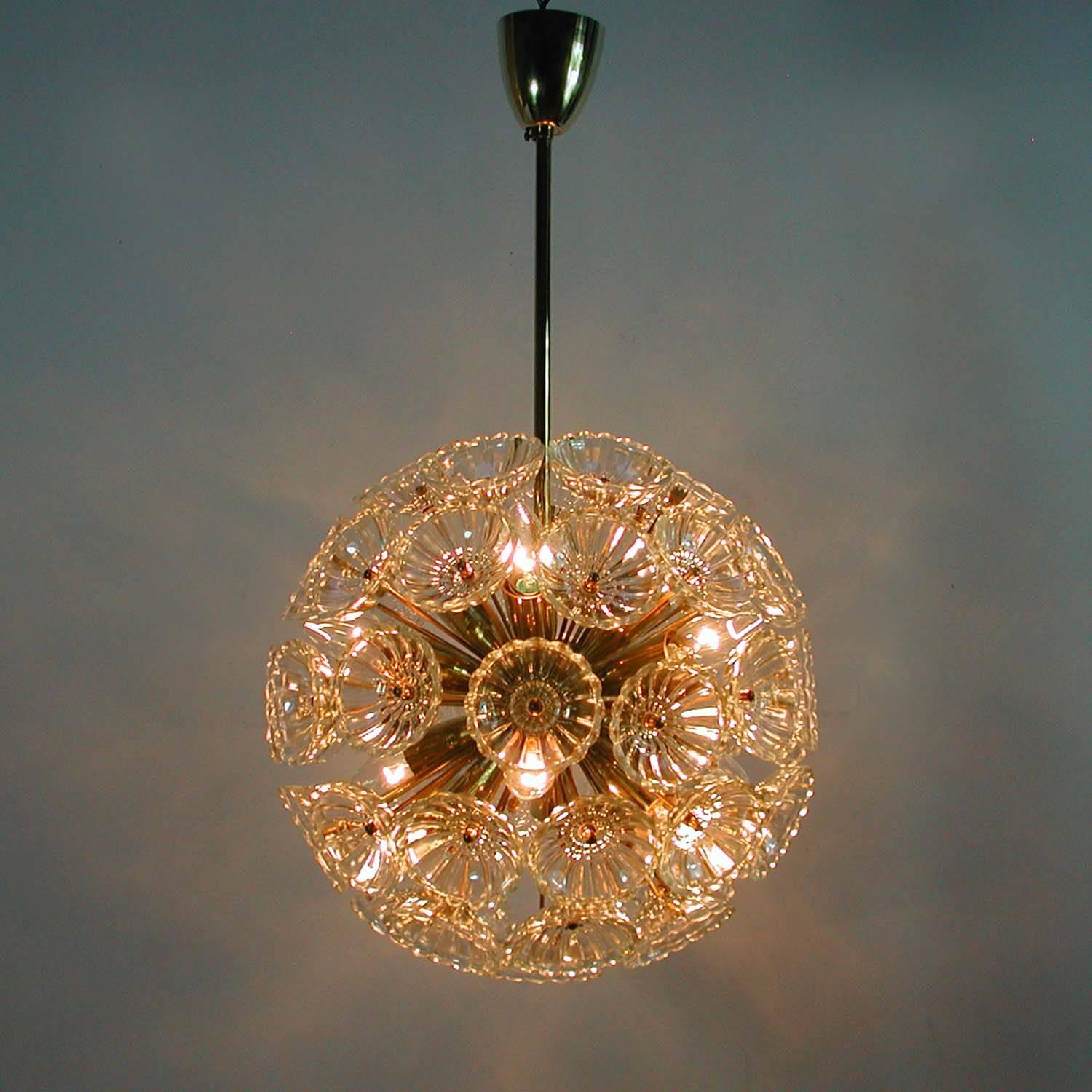 Ottone Lampadario tedesco Sputnik Dandelion a dodici luci degli anni '60 in vendita