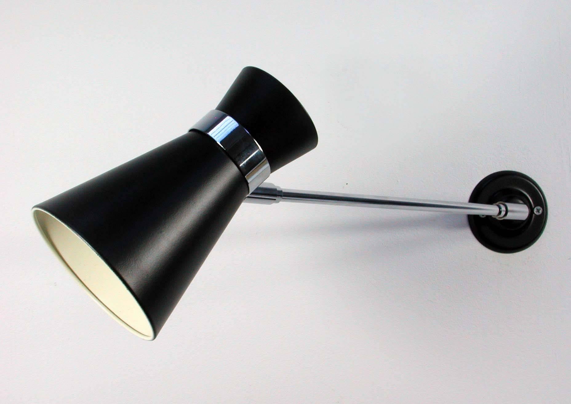This swivelling potence reading lamp was made in France in the 1960s to 1970s. It has got a black 