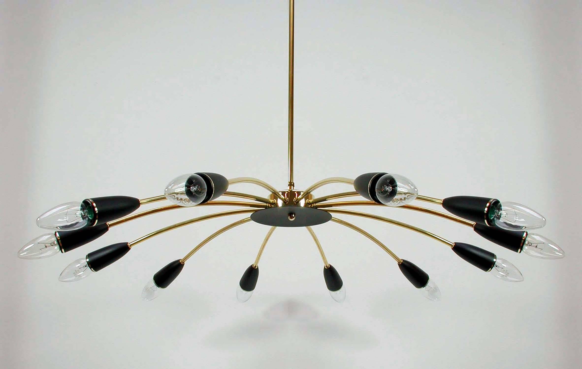Dieser elegante Kronleuchter im Sputnik-Stil wurde in den 1950er Jahren in Italien hergestellt. Sie ist aus Messing gefertigt und hat 12 schwarz lackierte Bakelit-Glühbirnenfassungen.

Der Lampenstab aus Messing kann gekürzt oder entfernt werden.