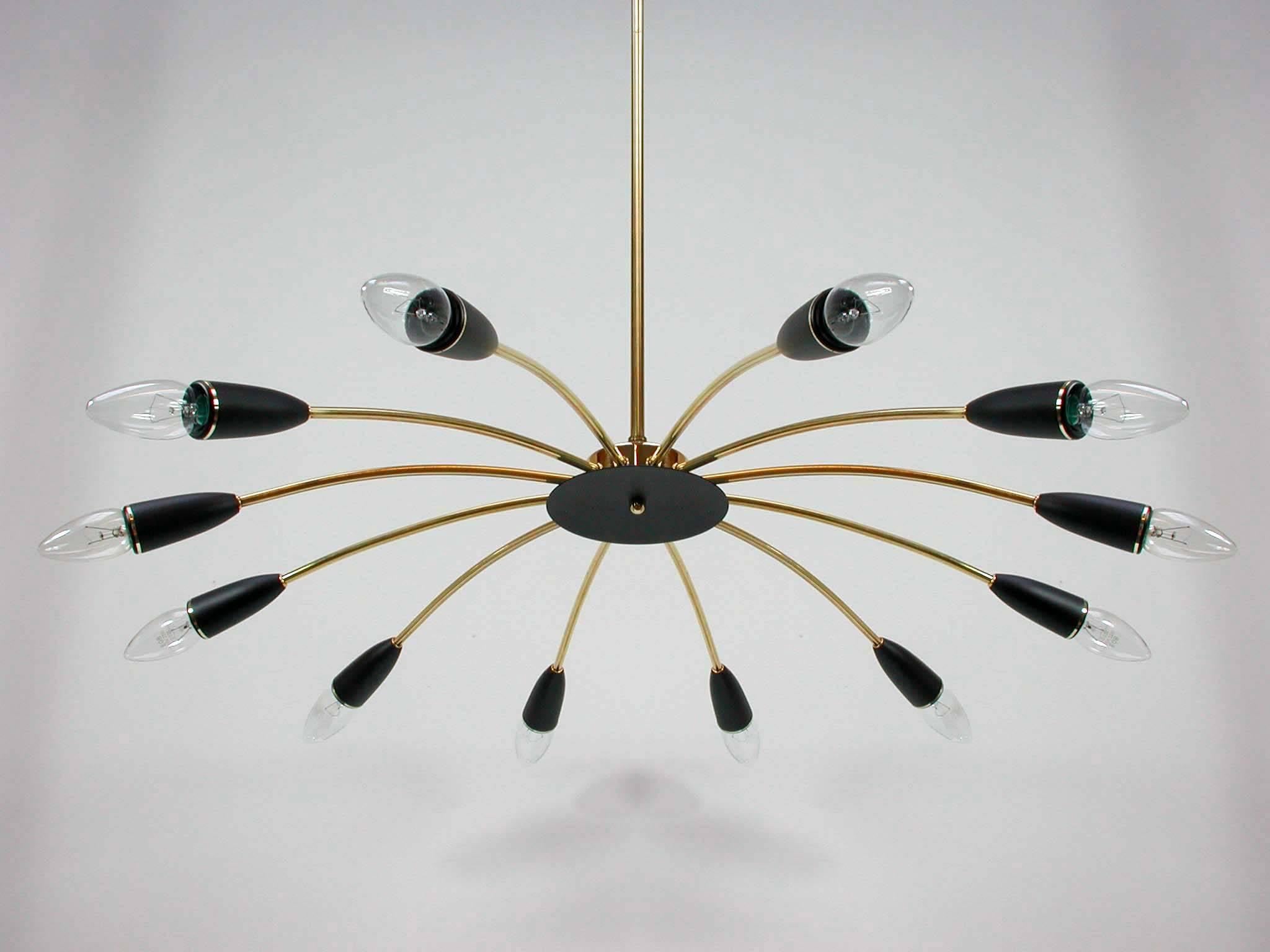 Italienischer Sputnik-Kronleuchter mit zwölf Leuchten aus der Mitte des Jahrhunderts in der Art von Stilnovo (Moderne der Mitte des Jahrhunderts) im Angebot