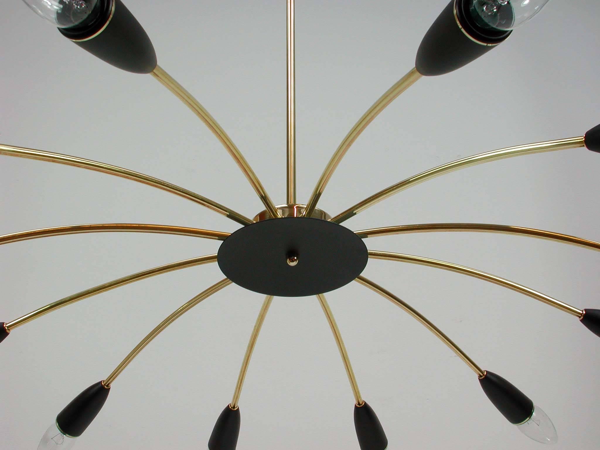 Italienischer Sputnik-Kronleuchter mit zwölf Leuchten aus der Mitte des Jahrhunderts in der Art von Stilnovo (Lackiert) im Angebot