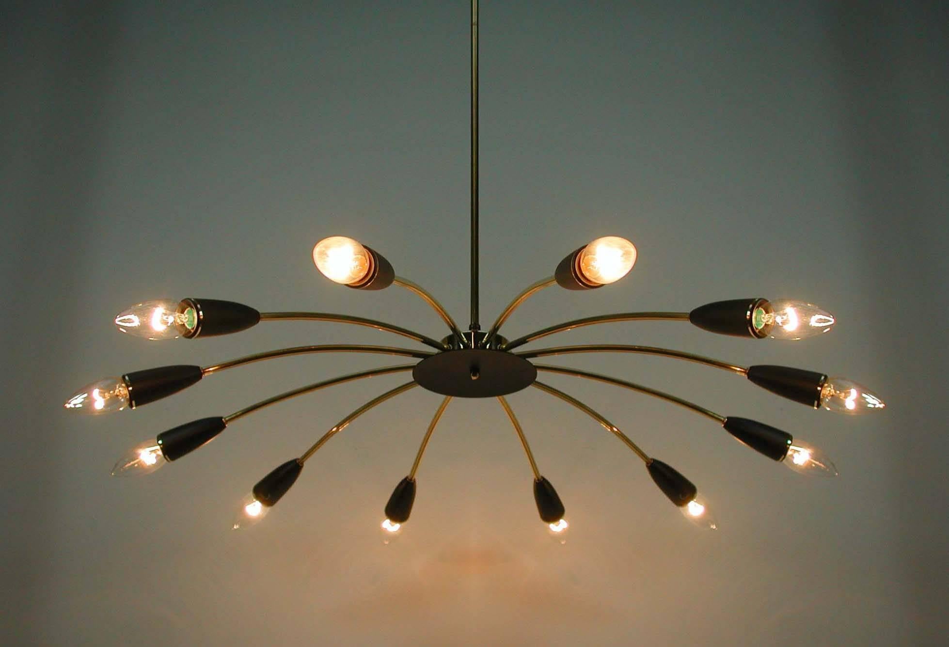 Italienischer Sputnik-Kronleuchter mit zwölf Leuchten aus der Mitte des Jahrhunderts in der Art von Stilnovo im Angebot 1
