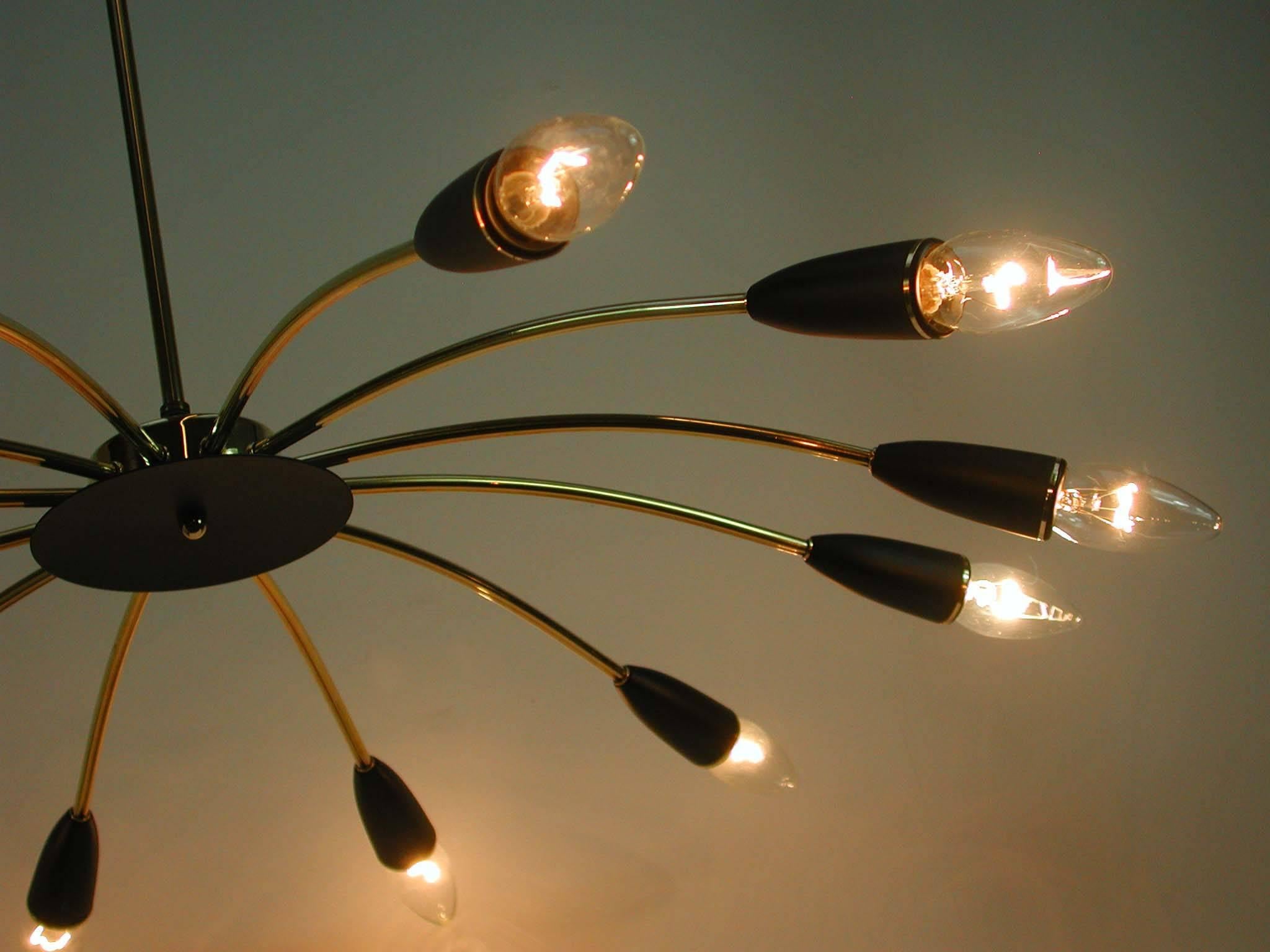 Italienischer Sputnik-Kronleuchter mit zwölf Leuchten aus der Mitte des Jahrhunderts in der Art von Stilnovo im Angebot 2