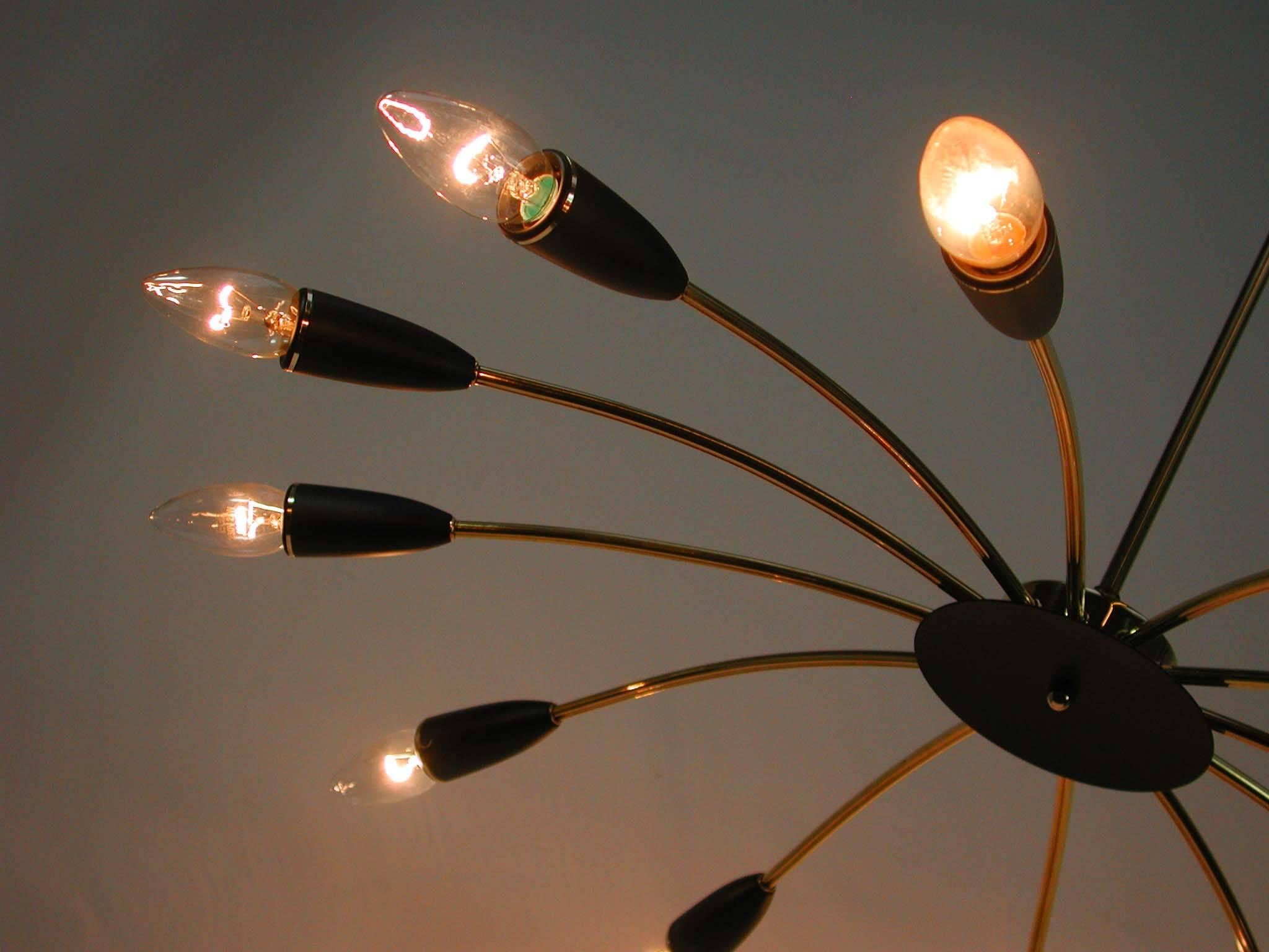 Italienischer Sputnik-Kronleuchter mit zwölf Leuchten aus der Mitte des Jahrhunderts in der Art von Stilnovo im Angebot 3