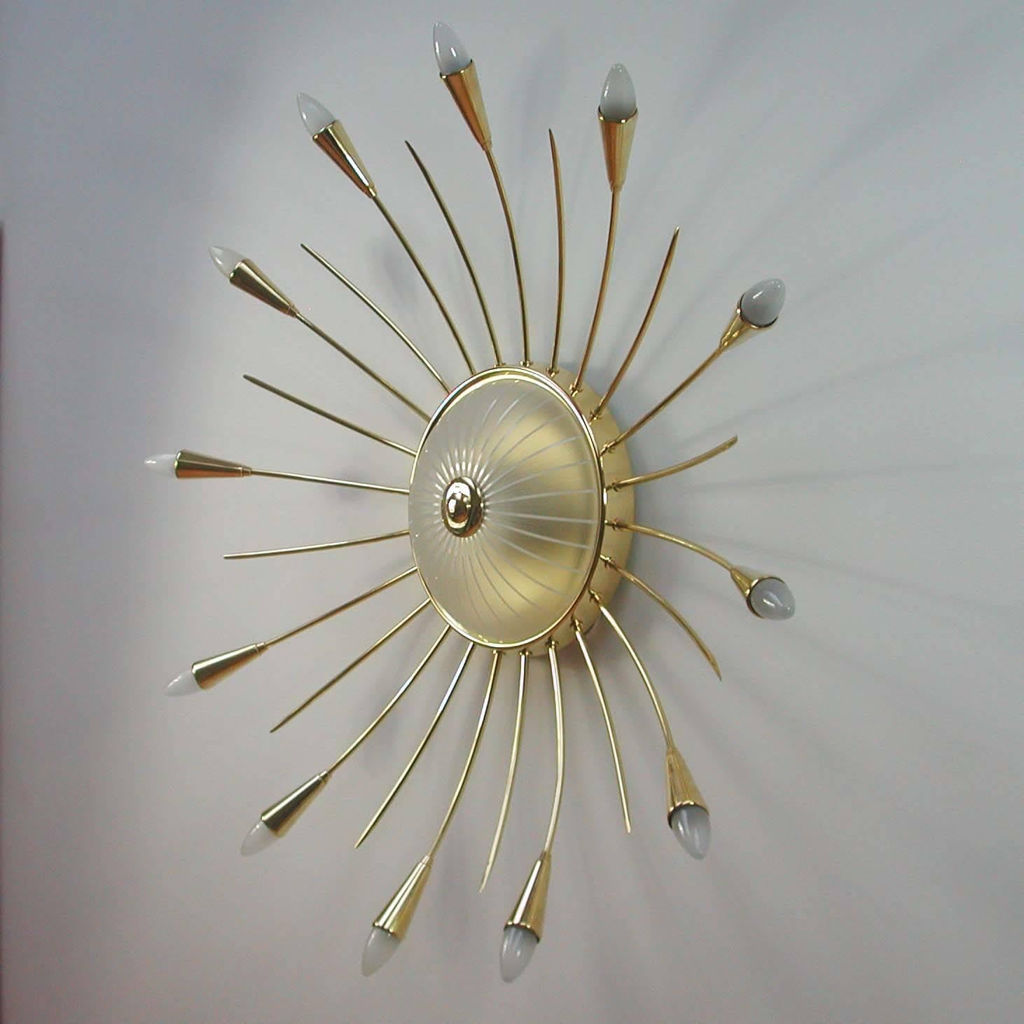 Mid-Century Italian Twelve-Light Brass Sputnik Sunburst Chandelier Flush Mount In Excellent Condition In NUEMBRECHT, NRW