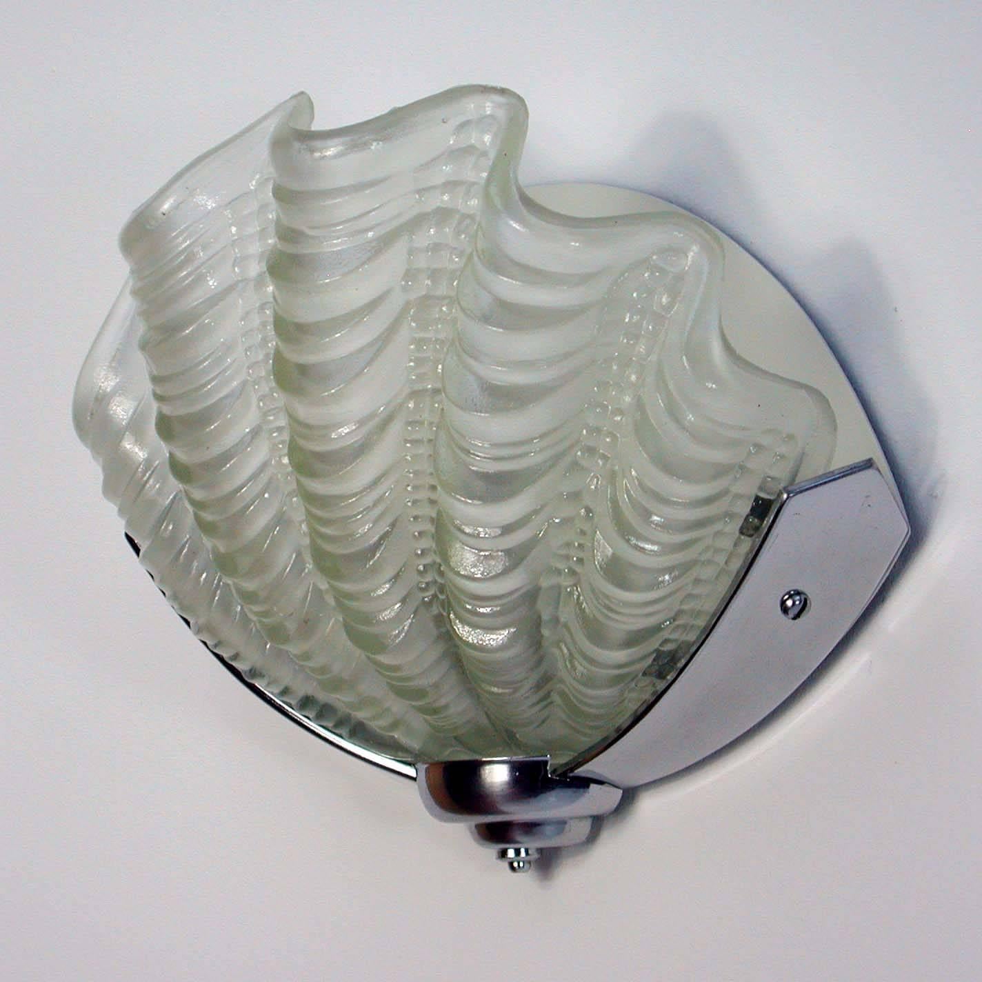 1920s Art Deco French Chrome and Glass Wall Light Sconce 2