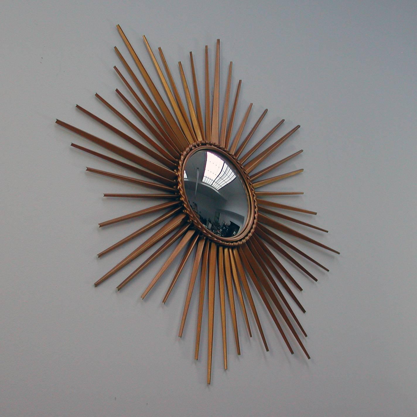 French 1950s Sunburst Convex Gilt Wall Mirror by Chaty Vallauris In Excellent Condition In NUEMBRECHT, NRW