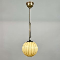 Colgante Art Déco de cristal opalino de Christian Bergh, Suecia, década de 1930